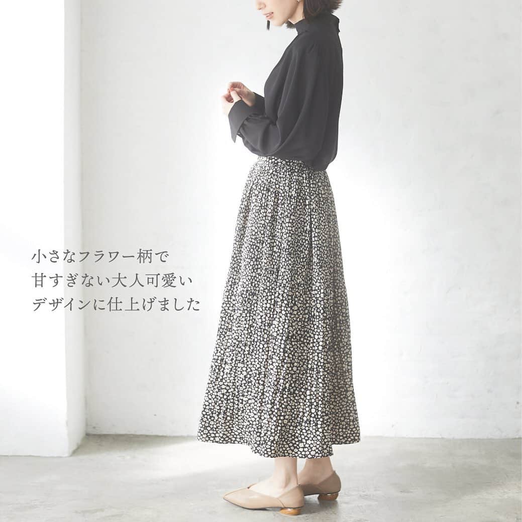 Green Parks(グリーンパークス) さんのインスタグラム写真 - (Green Parks(グリーンパークス) Instagram)「【今買って長く活躍するアイテム】 まだまだ寒い日は続きますが、今なら春まで長く使えるアイテムがオススメです。  ✔︎novem 9 フラワーptケシプリーツスカート  小さなフラワー柄が甘すぎず大人可愛い雰囲気のプリーツスカート。  細やかな消しプリーツが生み出す柔らかなフレアシルエットが上品な印象に。 ウエストは総ゴム仕様ではき心地もノンストレス◎  今の時期は厚手ニットと合わせて。 暖かくなってきたらブラウスやシャツ合わせでも楽しめる万能アイテムです◎  Color：Off white,Blue,Lavender,Black  #novem9 #greenparks #グリーンパークス #スカート #プリーツスカート #スカートコーデ #カジュアル #カジュアルファッション #カジュアルコーデ #大人カジュアル #大人カジュアルコーデ #30代ファッション #30代コーデ #40代ファッション #40代コーデ #今日のコーデ #ゆるコーデ #淡色コーデ #オフィスカジュアル #オフィスコーデ #プチプラ #プチプラコーデ #着回しコーデ #ママファッション #ママコーデ」1月6日 21時53分 - green_parks