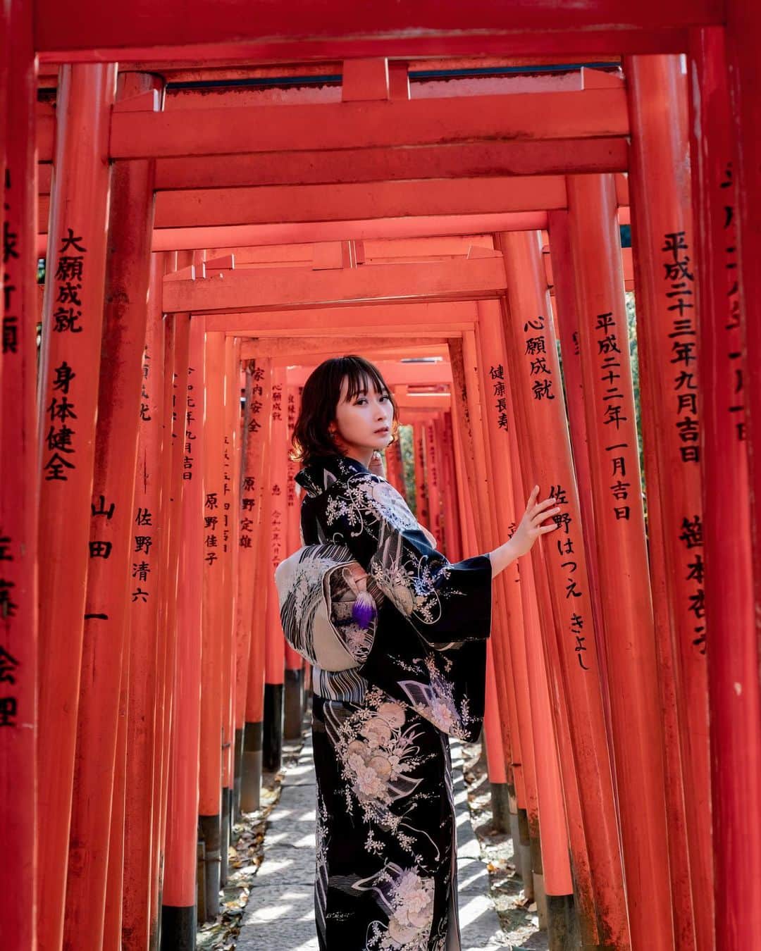 shabonのインスタグラム：「* . . . . . ⛩ . . FUJIFILM X-T4 /  XF16-55mm F2.8 R LM WR . . . . . *  #igersjp #tokyocameraclub  #東京カメラ部 #photo_shorttrip #team_jp_ #GPW_members_only #genic_mag #as_archive #worldviewmag #lovers_nippon_portrait  #art_of_japan_ #daily_photo_jpn #jp_mood #ファインダー越しの私の世界 #japan_daytime_view #dreamermagazine #xt4 #fujifilm_xseries #fujifilmxt4 #artofvisuals #1x #moodygrams #hellofrom #⛩ #今日もx日和 #ギャラリームジン  #着物 #着物女子」
