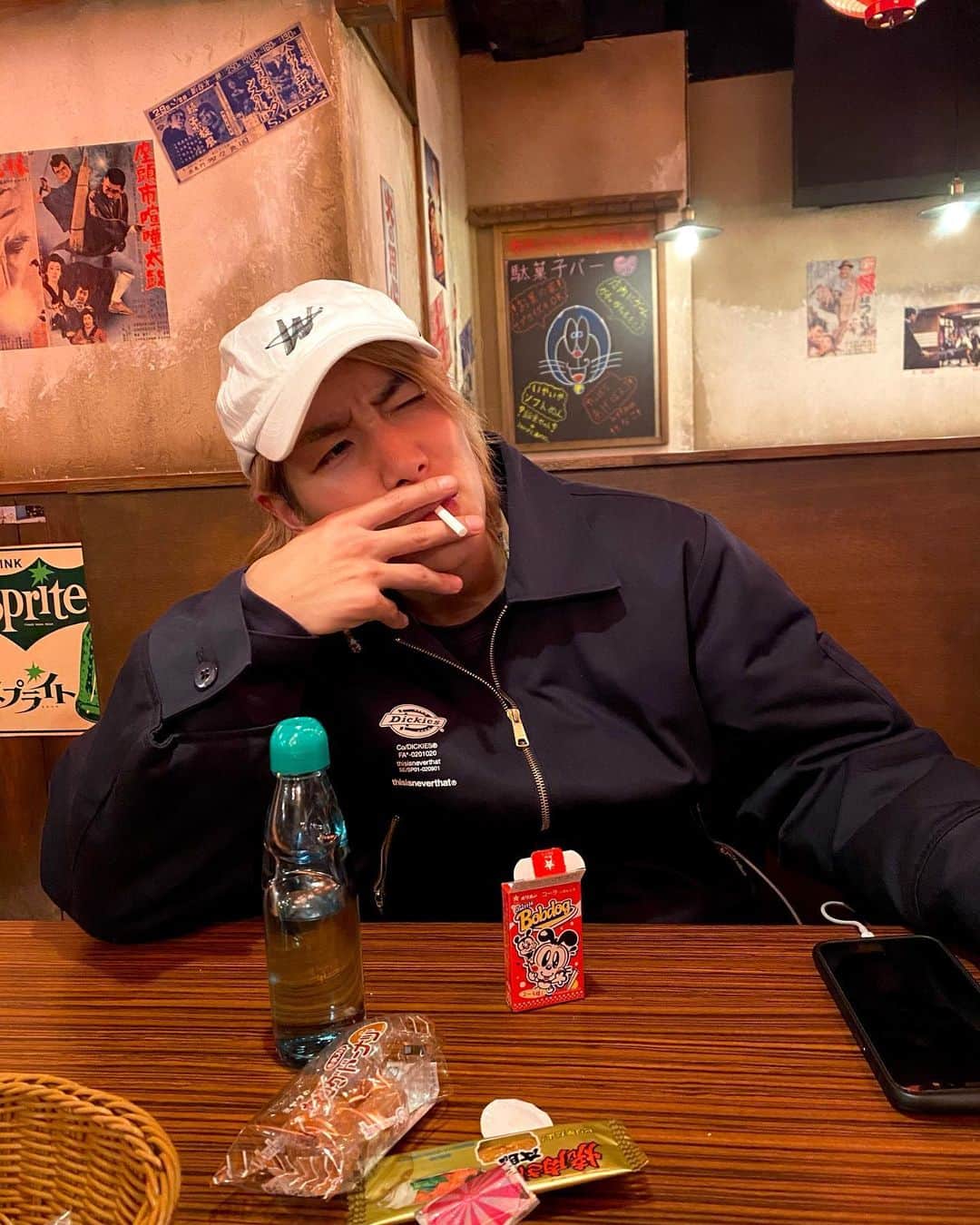 ジョーブログのインスタグラム：「風呂上がりの一服！正月休みくらいは一本くらい吸うてええやろ 正月満喫しやした🤣👍 そろそろ今年もレディゴーしよかあ〜  #レディゴー」