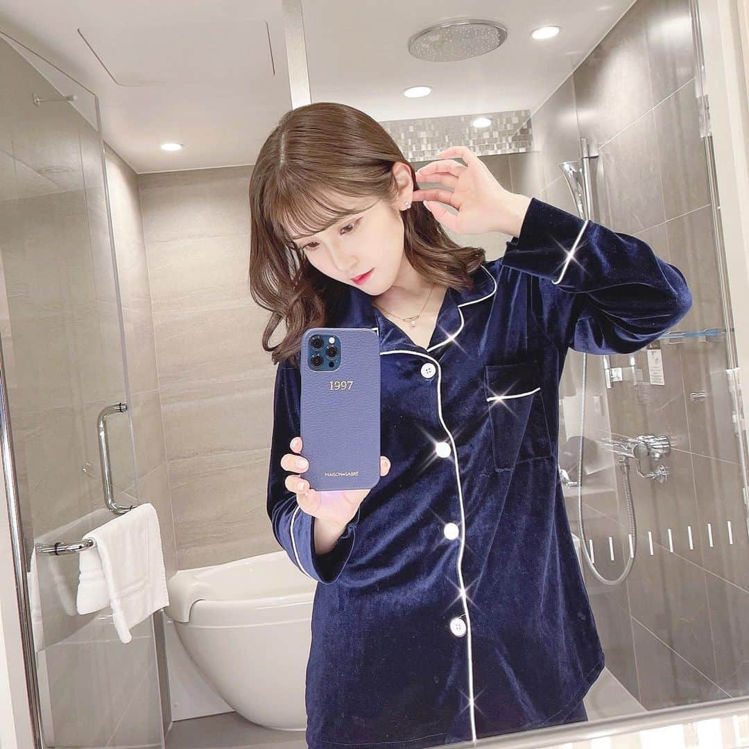 五十嵐茉優さんのインスタグラム写真 - (五十嵐茉優Instagram)「ㅤ iPhone 12 pro maxにしてから ケースも一緒に変えたよ〜👼🏻🤍 ㅤ @maisondesabre さんのやつです◎ iPhoneのネイビーだから ケースもネイビーにしたんだけど めっちゃ相性よくて気に入ってます！ ㅤ 自分でカスタマイズできる文字は みんなイニシャルとかだと思うんだけど M.Iってなんとなく微妙なので 生年にしてみました😇笑 ㅤ やっぱりiPhoneケースは革物がおしゃれ♡ ㅤ ㅤ #maisondesabre #caseiphone #アイフォンケース #iPhone #鏡越し #ルームウェア #パジャマ #パジャマ女子 #パジャマ女子」1月6日 21時57分 - mau08us