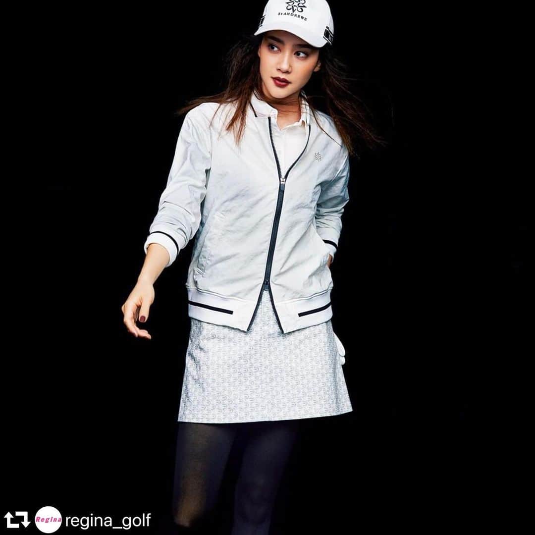 山口りさのインスタグラム：「#repost @regina_golf ・・・ セント・アンドリュースから最旬スタイルが到着！  ホワイトでまとめた凛とした佇まいが爽やかな秋空に映えます 全身をホワイトで統一したスポーティなコーディネート。黒のパイピングを利かせたエンボス柄のブルゾンはシンプルながら着こなしにメリハリをプラス。さらに総柄のスカートでクラシックな味付けをすれば大人っぽく仕上がります。  ブルゾン￥24,000、ポロシャツ￥15,000、スカート￥16,000、キャップ￥5,800（以上セント・アンドリュース）　タイツ／私物  #reginagolf #ゴルフ女子 #女子ゴルフ #おしゃれゴルファー #ゴルフ女子コーデ #インスタゴルフ部 #ゴルフ #ゴルフ女子と繋がりたい #ゴルフウェア #ゴルフコーデ #ゴルフ大好き #インスタゴルフ #女子ラウンド #ゴルフ好き #ゴルフ初心者 #ゴルフ好きと繋がりたい #golfgirl #golstagram #golfwear #golflife #lovegolf #ゴルフ雑誌Regina（@regina_golf）#Regina2020秋冬号掲載中！  撮影／黒沼諭（aosora／モデル）、大槻誠一（静物）　スタイリスト／若狭惠美 ヘア＆メイク／山口理沙（＋nine）　モデル／ATSUKO　レイアウト／アトム☆スタジオ」