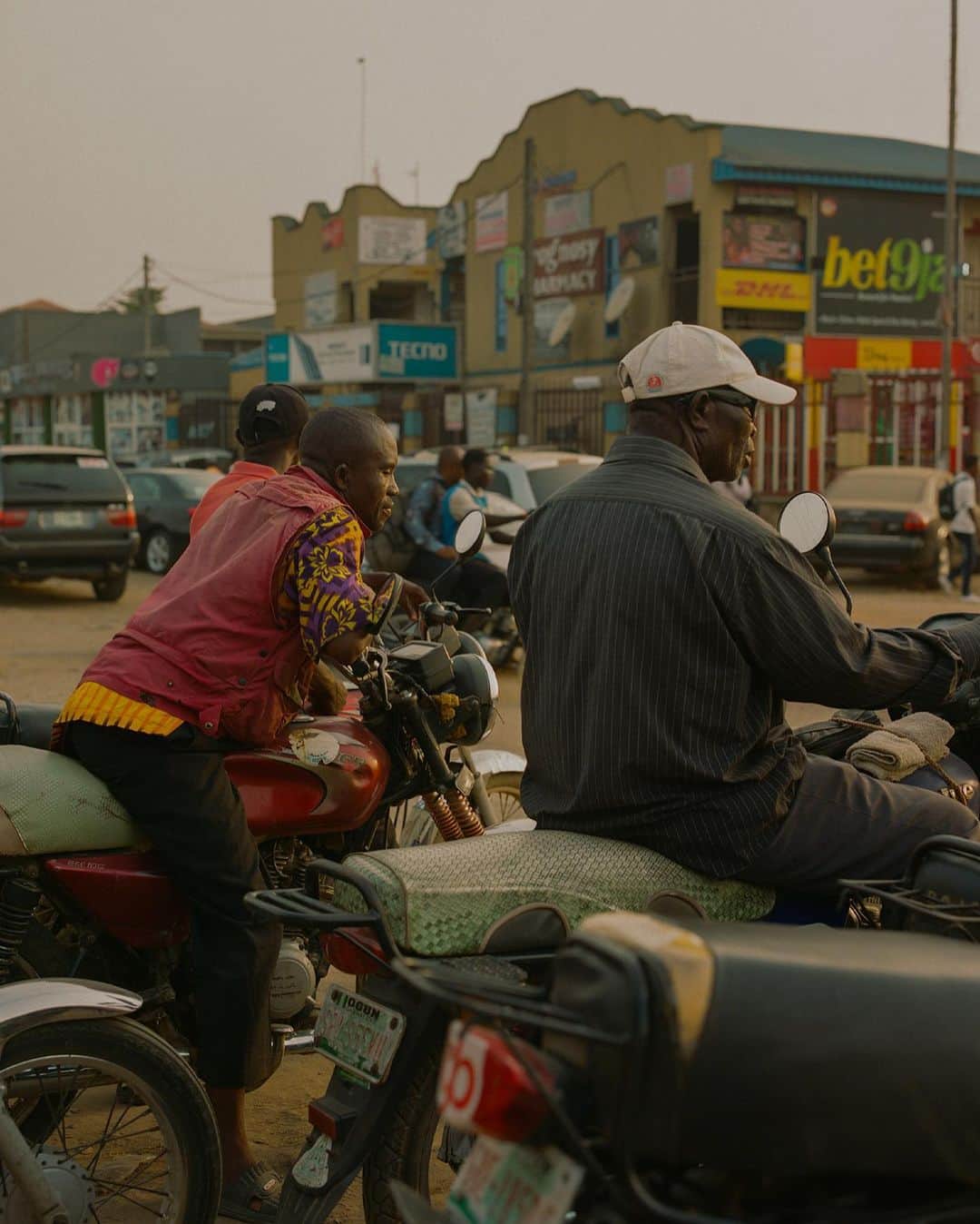 i-Dさんのインスタグラム写真 - (i-DInstagram)「"In these images, I see the exposed layer of peace that lies within every Lagosian.”⁣ ⁣ @kemkaajoku's new project 'We’re All Workers' captures the everyday lives of Nigerians during lockdown. 🇳🇬⁣ ⁣ Learn more about Kemka's work at the link in bio.⁣ ⁣ .⁣ .⁣ .⁣ Text @ryandgwhite⁣ Photography @kemkaajoku⁣ #Photography #Nigeria #Lagos #Lockdown」1月6日 22時00分 - i_d