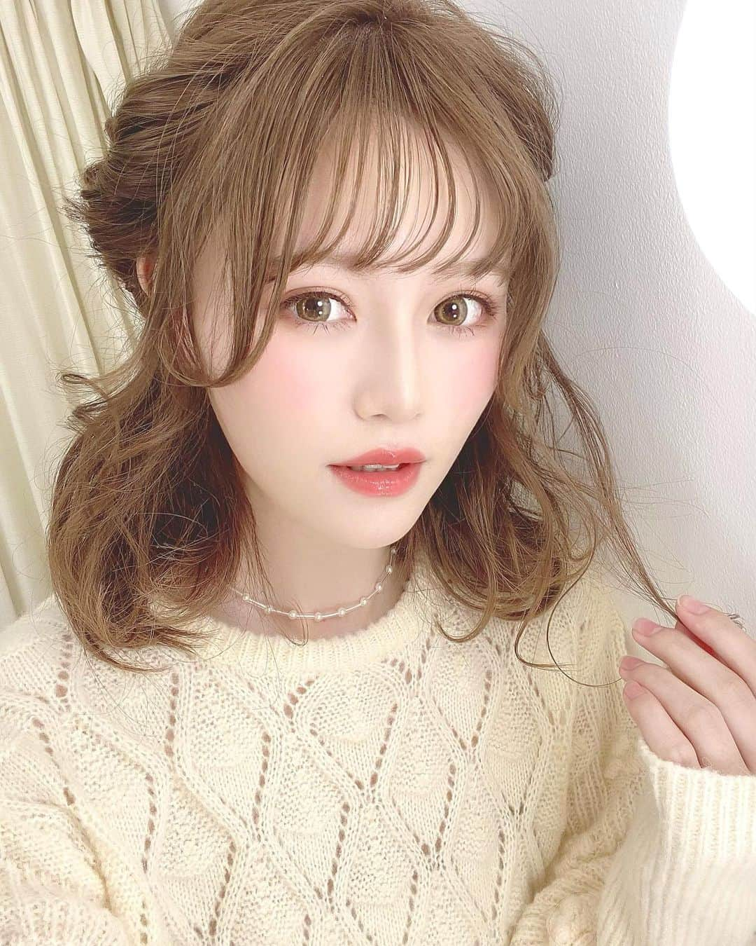 込山榛香さんのインスタグラム写真 - (込山榛香Instagram)「ドアップ☺︎﻿ ﻿  ﻿ 良く「コスメ何使ってますか？」と女の子達が聞いてくれるので、 ﻿ ☺️→ #RMK #ミラノコレクション2021 #24h﻿ 👀→#3CE #loveliner #MAJOLICAMAJORCA﻿ 💋→#ロレアルパリ﻿ ﻿ 大体いつもこのコスメ達を使ってます🎗﻿ ﻿ ﻿ 最近は唇をしっかり塗る様にしました💄﻿ （前までどこまでが自分の唇か分からなくて﻿ 全然塗れてなかった🥲）﻿ ﻿ ﻿ ﻿ 皆さんのオススメコスメはありますか？？」1月6日 22時00分 - komiharu_official