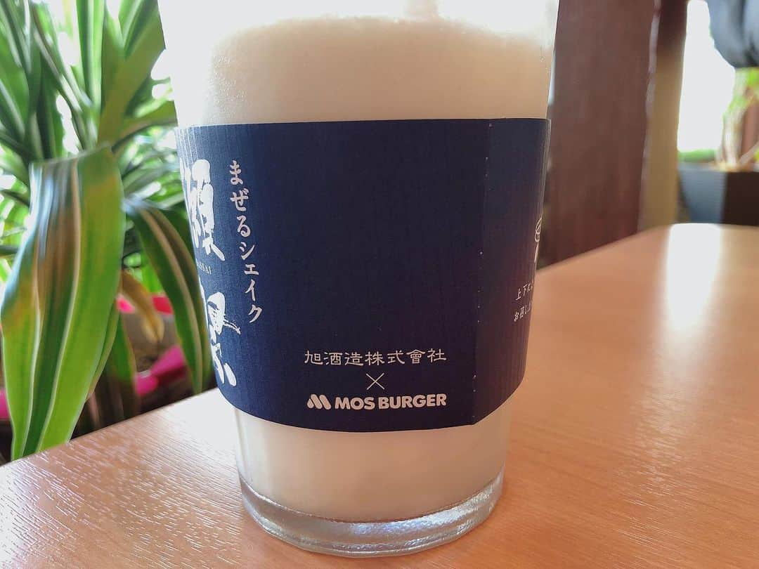 KAGAWACHIHOさんのインスタグラム写真 - (KAGAWACHIHOInstagram)「獺祭シェイク🥤🤍 ・ ・ 上はバニラ、下は濃厚な甘酒ソースに分かれているので よくまぜてまぜてまぜてまぜてまぜて頂きました😋🤍 ・ ・ 普通のバニラシェイクは甘すぎてあまり飲みませんが こちらの#獺祭シェイク は甘さ控えめで飲みやすかた🤍 ・ ・ 私➡︎Mサイズ(¥399＋税) 父➡︎Sサイズ(¥334＋税) ・ ・ ノンアルコールなので 運転手さんも妊婦さんも お酒が飲めない方も(もちろんお酒好きな方も) ぜひぜひ飲んでみてくださいね〜🍶(⸝ᵕᴗᵕ⸝⸝)🤍 ・ ・ #まぜるシェイク獺祭#日本酒好きな人と繋がりたい#日本酒#日本酒女子#獺祭#日本酒好き#dassai#sake#🍶」1月6日 22時01分 - chisan_golf_official