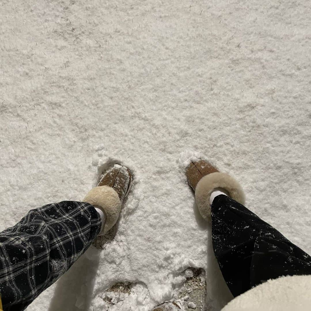 IZ*ONEさんのインスタグラム写真 - (IZ*ONEInstagram)「눈이다 눈!❄️❄️  雪だ雪！❄❄  #채원 #チェウォン #IZONE #아이즈원 #アイズワン」1月6日 22時03分 - official_izone