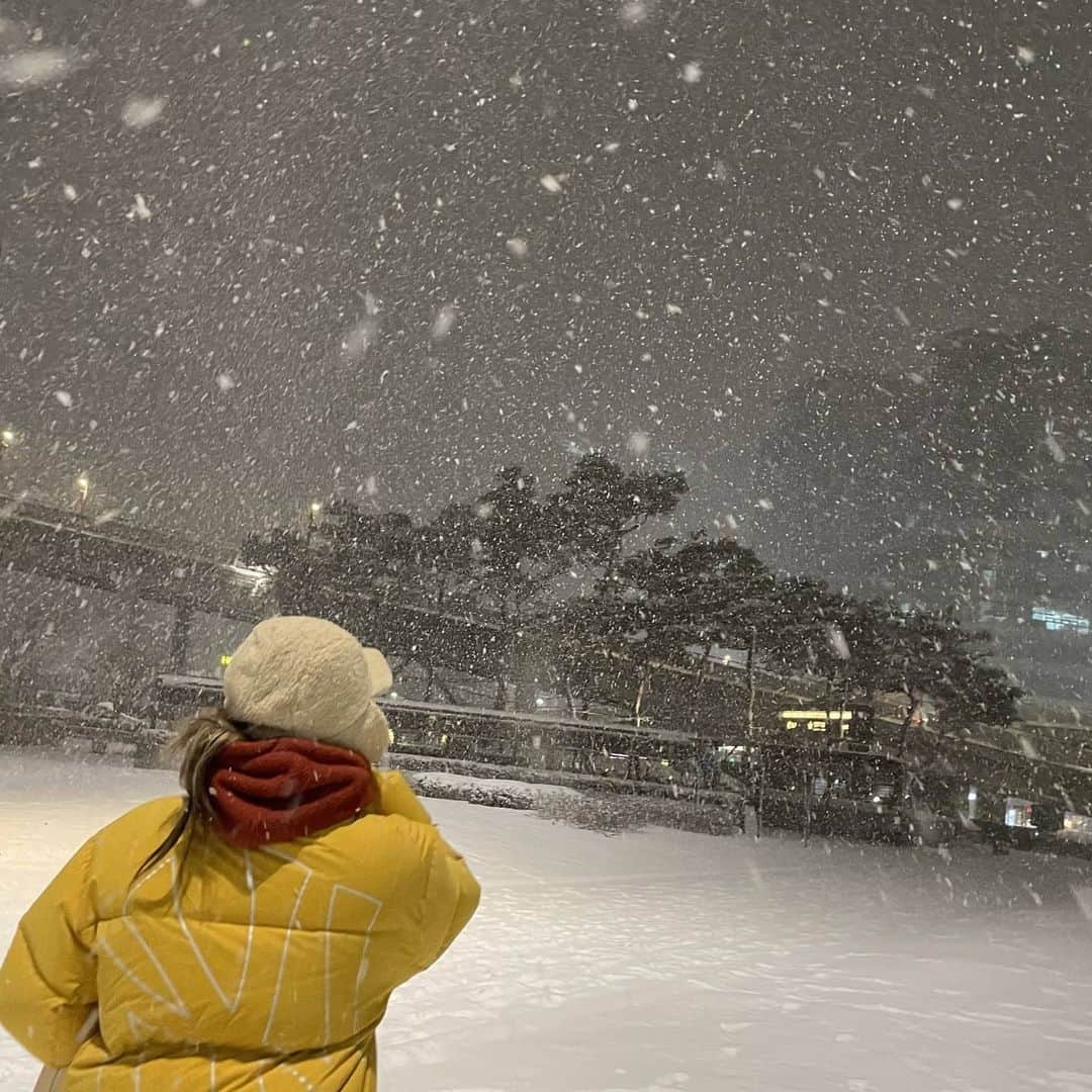 IZ*ONEさんのインスタグラム写真 - (IZ*ONEInstagram)「눈이다 눈!❄️❄️  雪だ雪！❄❄  #채원 #チェウォン #IZONE #아이즈원 #アイズワン」1月6日 22時03分 - official_izone