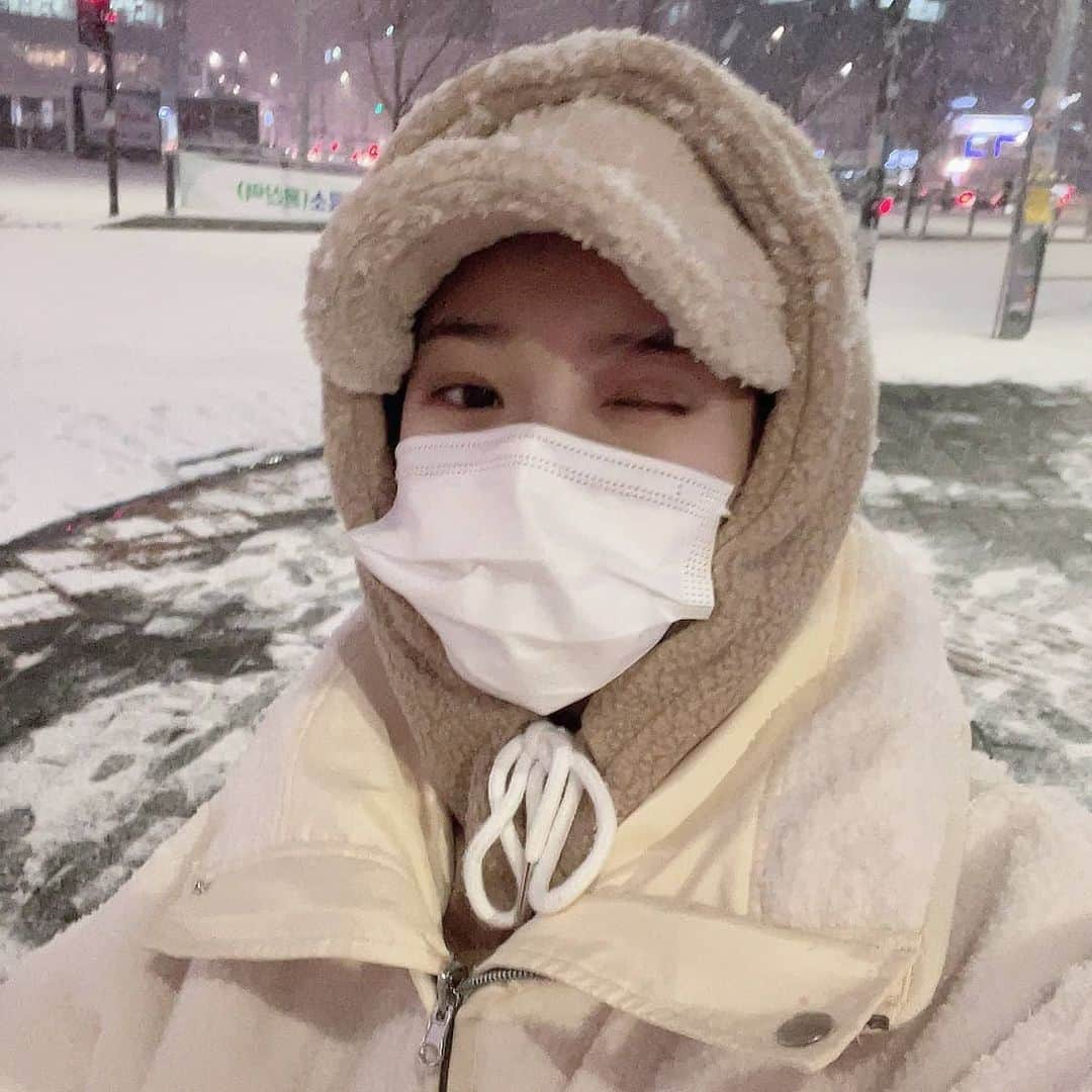 IZ*ONEさんのインスタグラム写真 - (IZ*ONEInstagram)「눈이다 눈!❄️❄️  雪だ雪！❄❄  #채원 #チェウォン #IZONE #아이즈원 #アイズワン」1月6日 22時03分 - official_izone