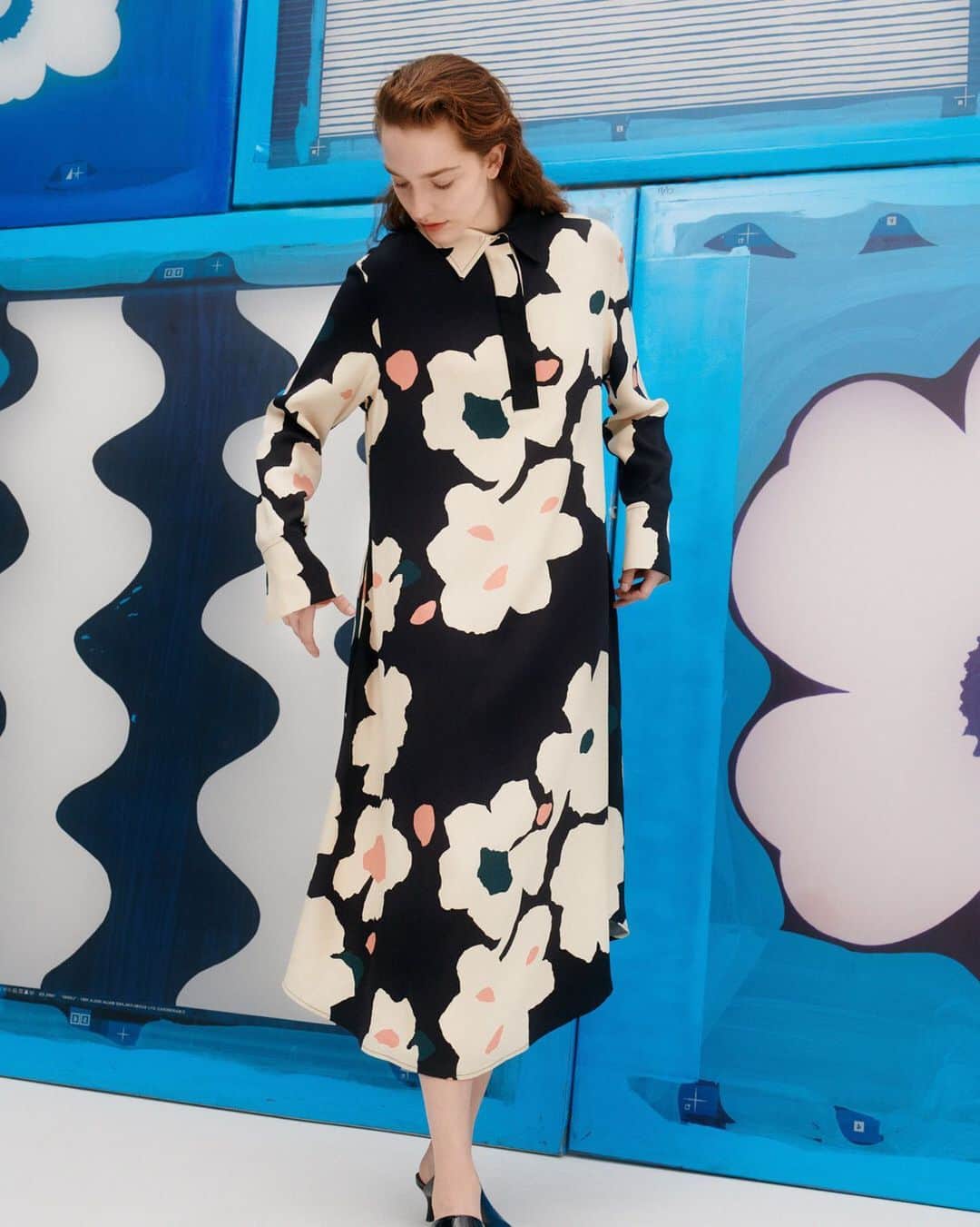 マリメッコのインスタグラム：「This season's stunning dress designs represent the Marimekko dress at its purest - effortless wardrobe hero pieces, graced with bold prints.  ⠀⠀⠀⠀⠀⠀⠀⠀⠀ Fun fact: The printed fabric of the Arkussiini dress is randomly cut to avoid any unnecessary waste, making each piece a truly unique design. #marimekko」
