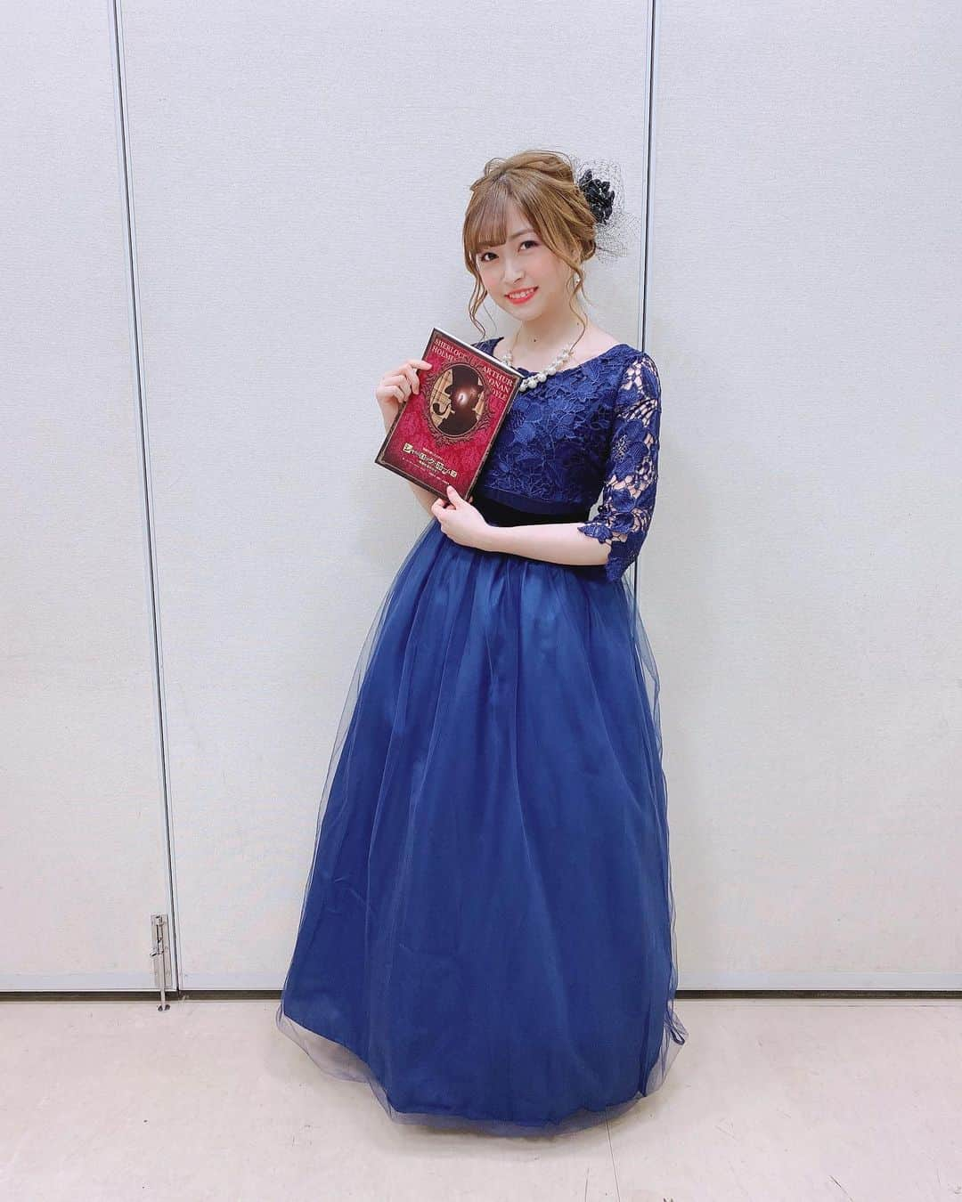 吉岡茉祐さんのインスタグラム写真 - (吉岡茉祐Instagram)「朗読初めでした💫  『シャーロック・ホームズ〜特別なあのひと〜』本日の公演が終了しました！ そして、私の出演回も無事終わりました✨  ずっと気になっていたシャーロック・ホームズが朗読になって、かの有名なアイリーンを演じさせていただけて、しかも今日はホームズのお誕生日！幸せな朗読初めでした！！  映像をふんだんに使った演出も、ジャジーな音楽も、全ておしゃれに構成されていて、出ていないシーンも袖から覗き見してしまいました…！  ドレスやヘアアレンジも素敵にしていただきました✨ 髪色明るくして、まとめていただいて、アイリーンってどんな人なんだろう…をたくさん考えて挑みました😊 メイクは初めてのパープル系💜新鮮でした〜  劇場のロビーにも今回は面白い仕掛けがあって…これから観劇される方は是非チェックしてみて下さい！ 特に、アイリーンの香り💕 めっっっちゃいい香りしますw こういう、芝居始まる前からの仕掛け大好き人間なので共有したい！笑  なかなか観劇しづらい状況になってしまいますが…生でのお芝居はやっぱりいいなと思ってもらえたら嬉しいです😆  今日もありがとうございました✨  #シャーロックホームズ  #朗読劇  #アイリーンアドラー」1月6日 22時14分 - yoshioka_mayuc