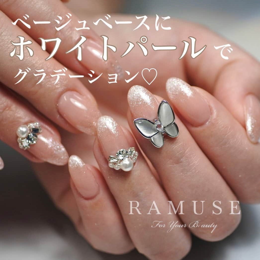 Riyo.Nailartistさんのインスタグラム写真 - (Riyo.NailartistInstagram)「最近はホワイトネイルがサロンで 人気なのでまとめてみました☃️❤️ 参考にしてみてください✨ . 明日は冷え込むみたいなので皆様 体調に気をつけて過ごしましょう💓 . . 大人気の#オーダーネイルチップ　は ホットペッパービューティーからもご予約可能‼️ お日にちに余裕をもってまずはカウンセリングで デザイン等ご相談下さい！✨ 只今最短3日後でのお渡しが出来ます💓 . . . -------------------------- 大阪、梅田ジェルネイル 口コミランキング1位👑 全国フォトギャラリー1位👑 ご予約、詳細はこちら @ramuse.foryourbeauty ☎︎06-6136-8677 . 🌟LINE@でもご予約受付中🌟 LINE ID 【@bca6832z】 @マークも入れて検索！ -------------------------- . . #RAMUSEForYourBeauty#nail#nails#gelnail#ネイル#ジェルネイル#ネイルサロン大阪 #ヌーディーネイル　#冬ネイル #ネイルサンプル #ウェディングネイル #ホワイトネイル#セルフネイル#大人ネイル　#つけ爪 #シンプルネイル　#オフィスネイル　#グラデーションネイル #リーフジェル　#花嫁ネイル　#2020冬婚プレ花嫁 #ネイルチップ販売　#ネイルチップ」1月6日 22時07分 - riyo1621