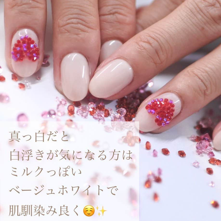 Riyo.Nailartistさんのインスタグラム写真 - (Riyo.NailartistInstagram)「最近はホワイトネイルがサロンで 人気なのでまとめてみました☃️❤️ 参考にしてみてください✨ . 明日は冷え込むみたいなので皆様 体調に気をつけて過ごしましょう💓 . . 大人気の#オーダーネイルチップ　は ホットペッパービューティーからもご予約可能‼️ お日にちに余裕をもってまずはカウンセリングで デザイン等ご相談下さい！✨ 只今最短3日後でのお渡しが出来ます💓 . . . -------------------------- 大阪、梅田ジェルネイル 口コミランキング1位👑 全国フォトギャラリー1位👑 ご予約、詳細はこちら @ramuse.foryourbeauty ☎︎06-6136-8677 . 🌟LINE@でもご予約受付中🌟 LINE ID 【@bca6832z】 @マークも入れて検索！ -------------------------- . . #RAMUSEForYourBeauty#nail#nails#gelnail#ネイル#ジェルネイル#ネイルサロン大阪 #ヌーディーネイル　#冬ネイル #ネイルサンプル #ウェディングネイル #ホワイトネイル#セルフネイル#大人ネイル　#つけ爪 #シンプルネイル　#オフィスネイル　#グラデーションネイル #リーフジェル　#花嫁ネイル　#2020冬婚プレ花嫁 #ネイルチップ販売　#ネイルチップ」1月6日 22時07分 - riyo1621