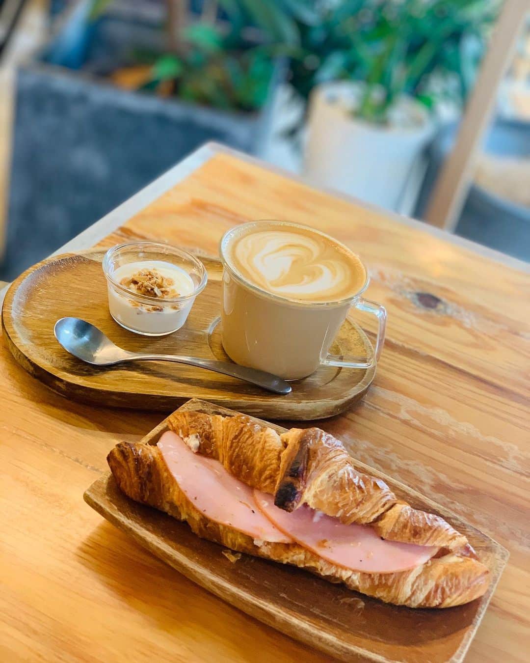 のインスタグラム：「朝活✨覚王山にあるベースコーヒーさんへ行ってきた🙌🏻✨  ここはクロワッサンの美味しいお店🥐💕  朝9時から11時までモーニング❤︎ 大きなさくさくクロワッサンとヨーグルトのセット🙌🏻✨ ＋150円でハムチーズがサンドされたクロワッサンにしました☺️  クロワッサンだけでもバターたっぷりで甘味があって美味しい🥐✨  朝ごはんにはちょうどいい量🤤  ランチも美味しそうだし、ここはリピ間違いないカフェになりました😍💕  相方さんが食べてたチーズケーキも美味しくてオススメ🙌🏻✨  #名古屋カフェ #名古屋カフェ部 #名古屋インスタ交流会 #インスタグルメアワード2021 #インスタグルメショー #グルメディア #trevary #nagoya_style #ベースコーヒー覚王山 #クロワッサン #朝活 #名古屋モーニング」