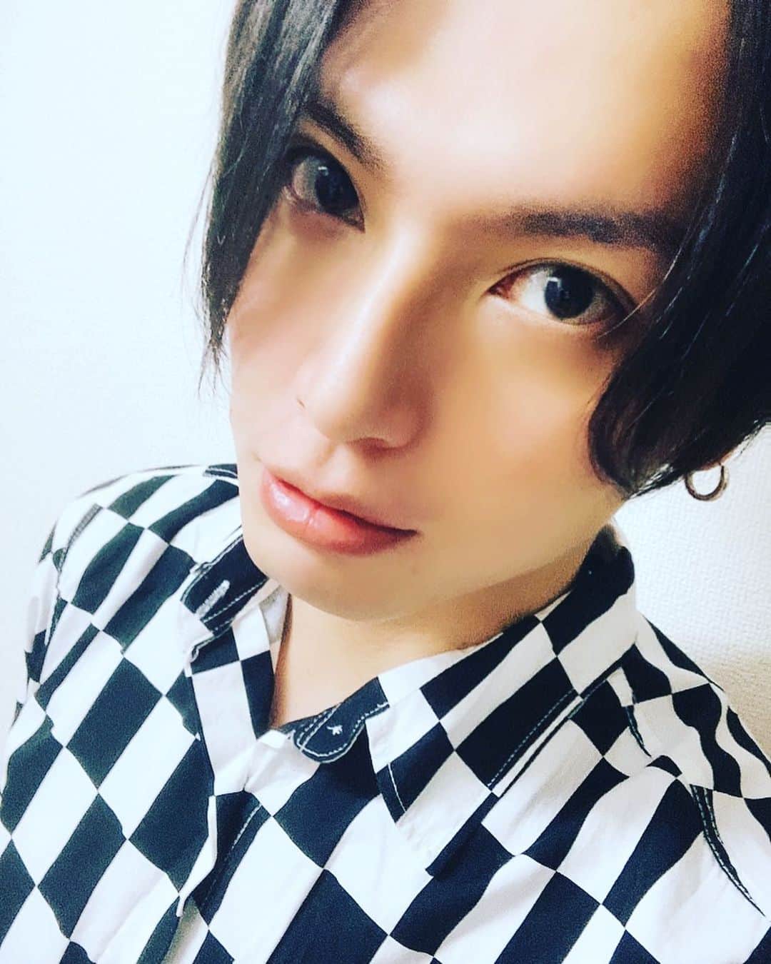 友常勇気のインスタグラム：「I'm done for today. Have a smug look on one's face🤩lol #友常勇気 #ドヤ顔で帰宅 #意味不 #笑 #髪伸びたなぁー #切ろうか悩む」