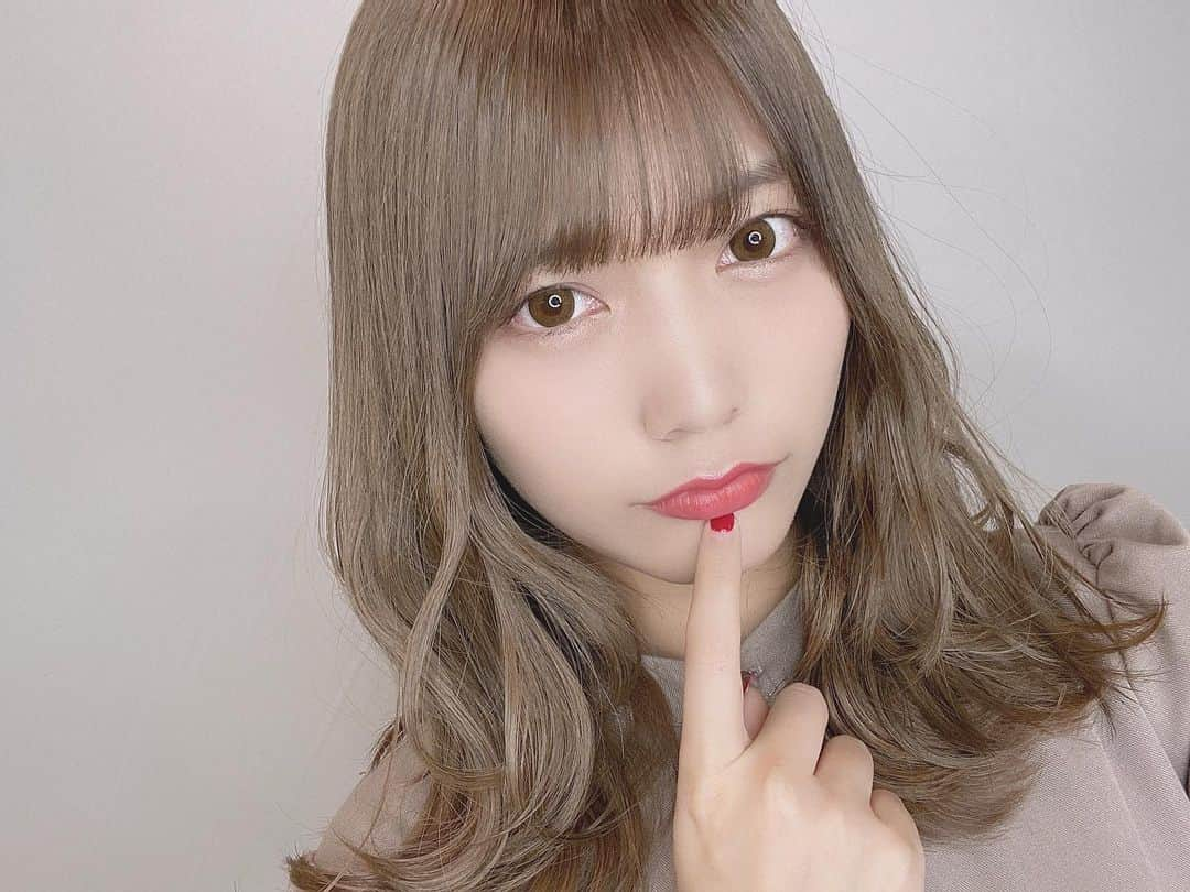 松下玲緒菜さんのインスタグラム写真 - (松下玲緒菜Instagram)「. 雰囲気かえました😳 最近暗めカラーばかりだったのでspicaにてミルクティー色に染めてもらって 20センチほど切りましたわーい^ ^ どうですかね、、、、」1月6日 22時12分 - matsushita_reona