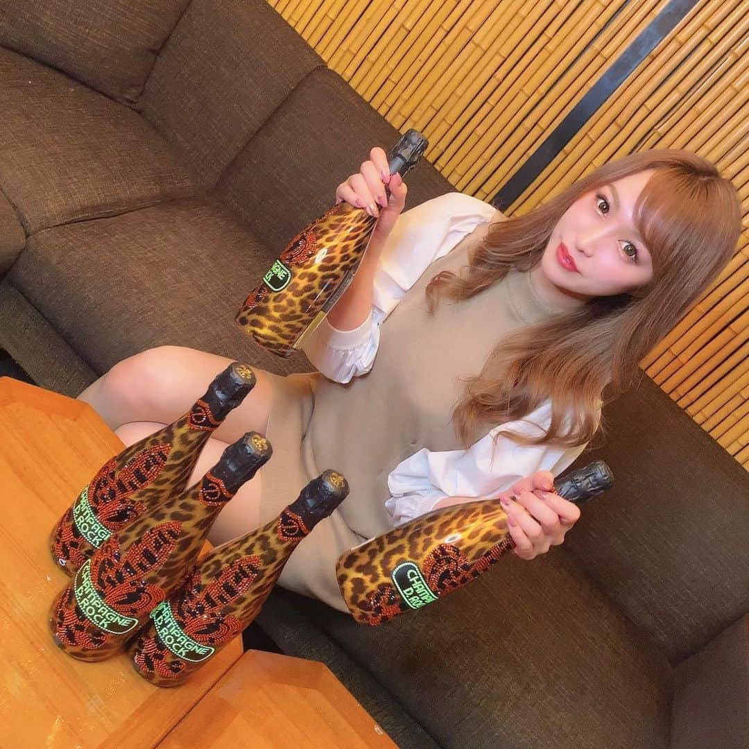 ゆうかのインスタグラム：「今日から営業してます〜👼❤️ お誕生日にリムがディーロックをたくさんプレゼントしてくれた🍾 ありがとう❤️ #東京#新宿#歌舞伎町#キャバ嬢#キャバクラ#アジアン#アジアンクラブ#シャンパン#ディーロック」