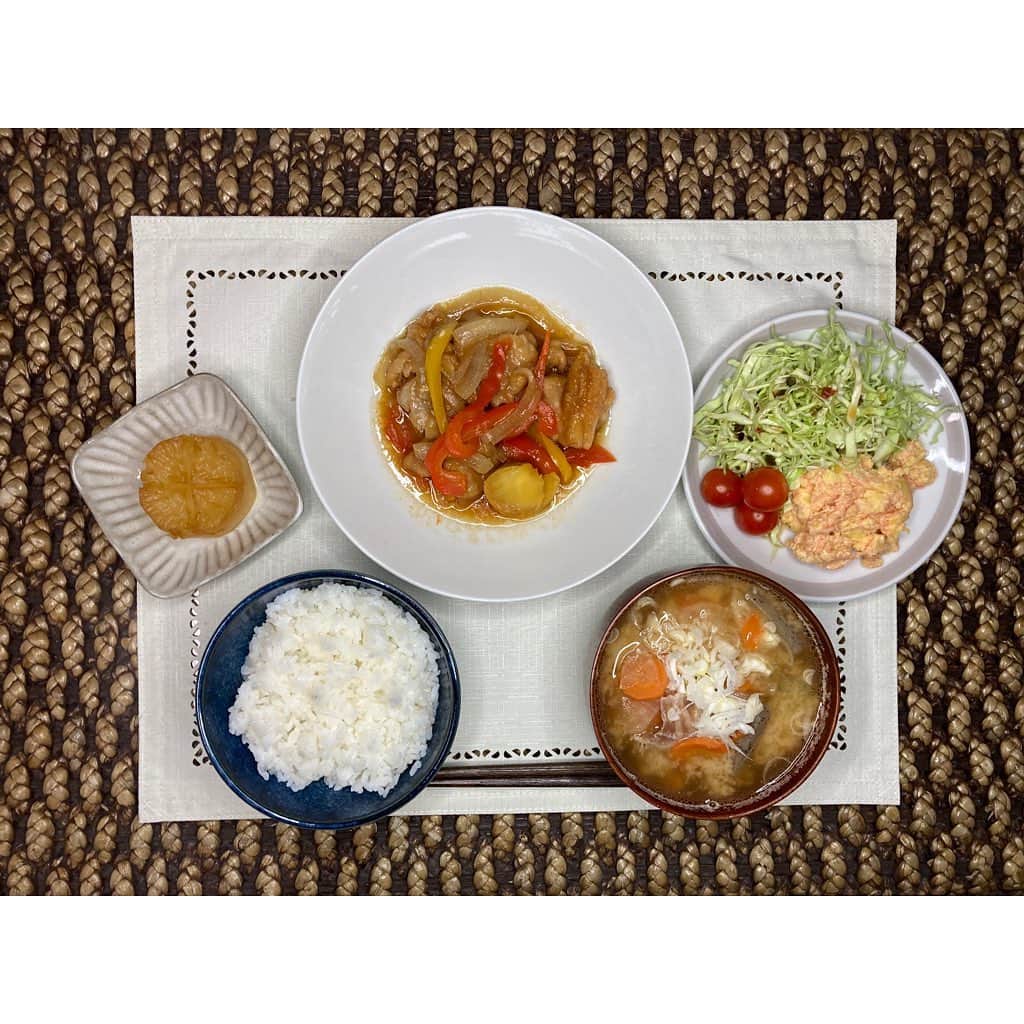 ねりお弘晃のインスタグラム：「⠀ ⠀ 【ごはん記録】⠀ ⠀ 大根の煮物で口の中やけど✌︎('ω')✌︎ ⠀ ⠀ ・鶏肉の南蛮漬け⠀ ・豚汁⠀ ・タラモサラダ⠀ ・大根の煮物⠀ ⠀ 本当さ。買い占め辞めようよ。去年学んだじゃん。_(┐「ε:)_⠀ ⠀ #ねりお飯 #ティファール #tfal #cook4me #圧力鍋 #母の味 #男飯 #男料理 #鶏肉の南蛮漬け #豚汁 #タラモサラダ #インカのめざめ」