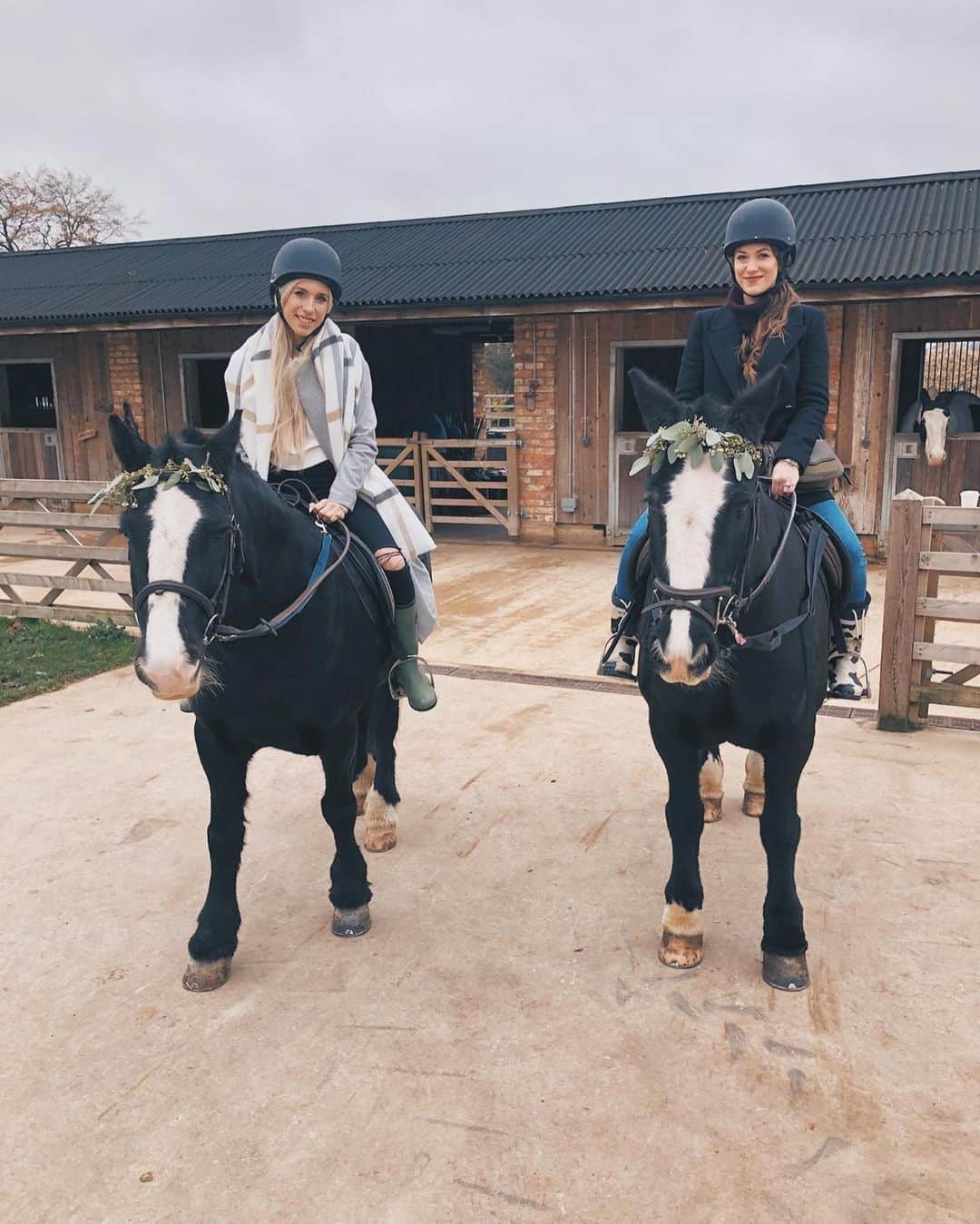 Kalyn Nicholsonのインスタグラム：「this is my dear friend Maria. we met on a work trip to London back in 2018 and the second she pulled out her 10 step airplane routine and asked if I needed anything from it, I knew we would become good friends.  A full-force Capricorn queen, a fellow starseed who makes planet Earth feel less lonely, and a deeply powerful spirit who can see right through your bullshit— she’s one of the strongest and deepest souls I know. I wouldn’t have survived isolating in the big city last year without our weekly wine nights and deep life talks. Watching you grow through everything you go through, and expand instead of retreat at life’s hardest twists and turns always leaves me in awe. It’s a blessing to have you as a close friend in this life. You’re going to move some powerful mountains and I’m looking forward to witnessing it.   Happy 30th birthday, miss you and love you all the way to our home planets and back again ✨  @mariamolch @yoursoulstice」
