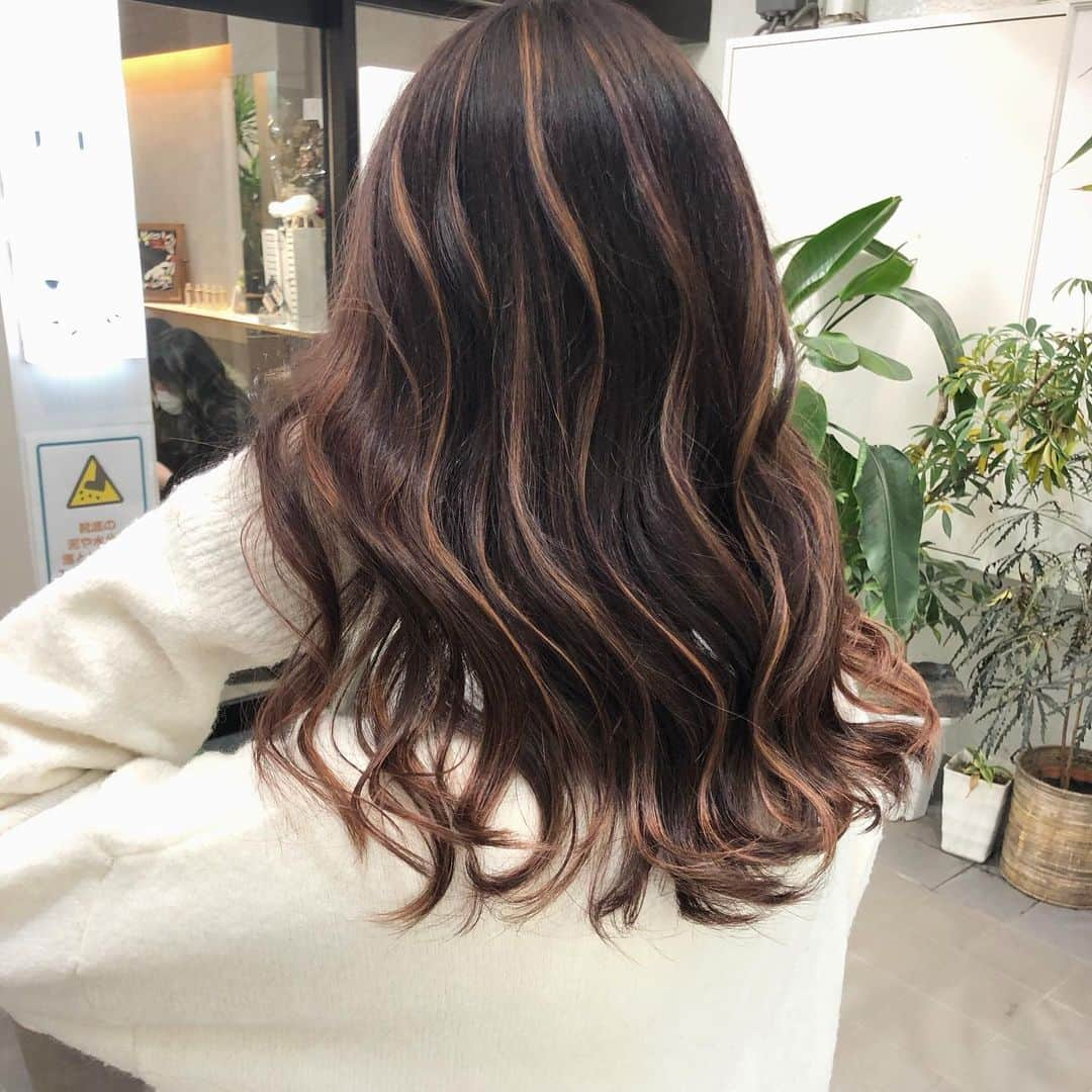 【高砂・美容師】平岡歩 ヘアアレンジ hairarrangeさんのインスタグラム写真 - (【高砂・美容師】平岡歩 ヘアアレンジ hairarrangeInstagram)「【ピンク系ハイライト❤️暖色カラー✨】﻿   アッシュとかシルバー、ベージュよりも暖色が好き！でもハイライトしてみたいって方はピンク系ハイライトがおすすめ♪ ・﻿ 平岡完全オリジナルのハイライトの入れ方で、カジュアルなハイライトの入れ方になってます✨  技術は楽しく深〜くこだわって行っております、絶対に髪を大切に扱い、全力で綺麗にさせて頂きます✨ ・  ハイライトは元々全体の髪にブリーチをしなくても良いので、フルブリーチするよりはダメージが少ないです🙆‍♀️﻿ 更に、僕はブリーチを5種使い分けて、その人の髪にあったブリーチ選定をして﻿ Wケアブリーチの効果でダメージした感じはほぼ感じさないハイライトを行なってます✨﻿ ﻿ スワイプして見てみて下さい♪﻿ ハイライトの情報も沢山載せています❗️﻿ ﻿ 画像や動画は保存して後から見返してにお使い下さい♪ ＿＿＿＿＿＿＿＿＿＿＿＿＿＿＿＿＿＿＿＿＿＿＿﻿  ﻿ ウールーでは髪を綺麗するだけではなく、シンプルに来てくれた人を幸せにしたい☺️  僕の想いは、お客様にとってWooluuwに来る事が、旅行に行く事と同等くらいの位置付けでありたいと思っています。 僕自身、旅行に行く事が凄く好きで、旅行いくぞー！ってなって、予約して、  その日まで後1ヶ月、 あと1週間 あと3日 あと1日！  って、その日が来るまでワクワク楽しみで、なんかいつもよりテンションも高くいれて、そんな気持ちをWooluuwに行く前からも感じてもらえたら、皆様が幸せでいてもらえるんじゃないかと思い、日頃から技術を磨いたり、アイデアを振り絞って頭を使ってみたりしています☺️   もちろん御来店頂いた当日も至福の時間を過ごしていただき、また次回の御来店までの活力を髪に想いを込めて送り出させていただきたいと思っています☺️  ウールーのテーマでもある、 【写真に残しておきたくなるような空間】が旅行とか楽しいこととリンクしていれば嬉しいです✨ ＿＿＿＿＿＿＿＿＿＿＿＿＿＿＿＿＿＿＿＿＿＿＿﻿ ﻿ 【共に頑張る美容師さん】﻿ 【自分に合うカラーをお探しの方】﻿ 【自分に合うカットデザインをお探しの方】﻿ 【ヘアアレンジがしたい方】﻿ ﻿ の方々向けに毎日更新しています✨﻿ フォローして応援して頂ければ嬉しい限りです😆﻿ ﻿ ⬇︎⬇︎⬇︎⬇︎⬇︎⬇︎⬇︎⬇︎⬇︎⬇︎⬇︎⬇︎⬇︎⬇︎⬇︎⬇︎⬇︎⬇︎﻿ 《@ayumi_hiraoka》﻿ ＿＿＿＿＿＿＿＿＿＿＿＿＿＿＿＿＿＿＿＿＿＿＿﻿ @wooluuw 代表　﻿ 平岡歩﻿ ﻿ ウールーは﻿ ・キッズルーム完備﻿ ・FREE Wi-Fi﻿ ・日替わりデザートサービス🍰﻿ ・豊富なドリンクサービス🥤﻿ ・オリジナルシャンプー﻿ など、ウールーでしか体験できない﻿ 想い出に残る仕掛けが沢山あります✨﻿ ﻿ ただ髪を綺麗に整えるだけでなく﻿ 私達が輝かせたいのはあなたの心です☺️ ﻿ ﻿ 【お店情報】﻿ 営業時間　10時〜20時ぐらい﻿ 料金表　インスタグラム　ハイライトに記載﻿ 住所　兵庫県姫路市二階町﻿ ﻿ 【ご予約方法】﻿ ご予約時にLINE @にて﻿ ・料金の事前提示﻿ ・所要時間の事前提示﻿ ・このカラーはどのメニュー選べばいい？﻿ などお気軽にご相談下さい🙇‍♂️ ご予約はこちらのLINEからお願いします♪﻿ LINE ID 【@ekm1861m】﻿ LINEのID検索より検索してください﻿ 最初の＠マークを忘れずに入れて下さい。﻿ ご質問などはコメントにお願い致します！ ・﻿ ﻿#ハイライト　#ハイライトカラー　#ハイライトグレージュ  #ハイライトヘア  #ハイライト動画  #ブリーチカラー #ブリーチ1回 #ブリーチあり #ケアブリーチ #ケアブリーチハイライト #ケアブリーチカラー #ミルクティーベージュ #ミルクティーグレージュ #アッシュベージュ #ハイライトベージュ #アッシュブラウン #外国人風ヘア #外国人風カラー  #姫路美容室 #姫路美容室ウールー #兵庫県美容室 #姫路美容師 #姫路美容師平岡歩 #姫路駅前 #姫路 #高砂 #加古川　　　#姫路美容院 #髪質改善 #髪質改善トリートメント」1月6日 22時20分 - ayumi_hiraoka