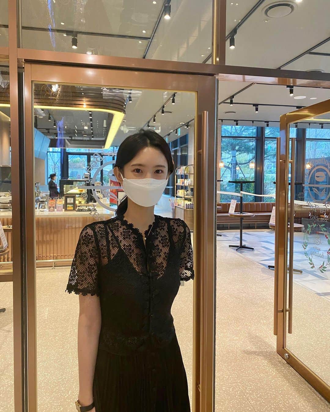 キム・ミニさんのインスタグラム写真 - (キム・ミニInstagram)「샤워하고 나왔더니  준비한 수량 모든 사이즈 벌써 품절직전 🤭  오픈 전에는 화이트만 보셨을텐데 블랙도 있답니다 🖤  이 원피스는 상의 사이즈에 딱 맞게 입어 주시는게  제일 예쁜 것 같아요:)  상의 44-55인데 하의는 55반이시면 스몰!  이런식으로요 ❣️  미리 만들고 있는 수량은 거의 몇 장 남짓 남았구요 이제부터는 넉넉하게 10일 이상 여유있게  기다리실 수 있는 분만 주문해주세요 🙏🏻   최대한 빨리 예쁘게 잘 만들어드릴게요 👗」1月6日 22時21分 - mimiwor