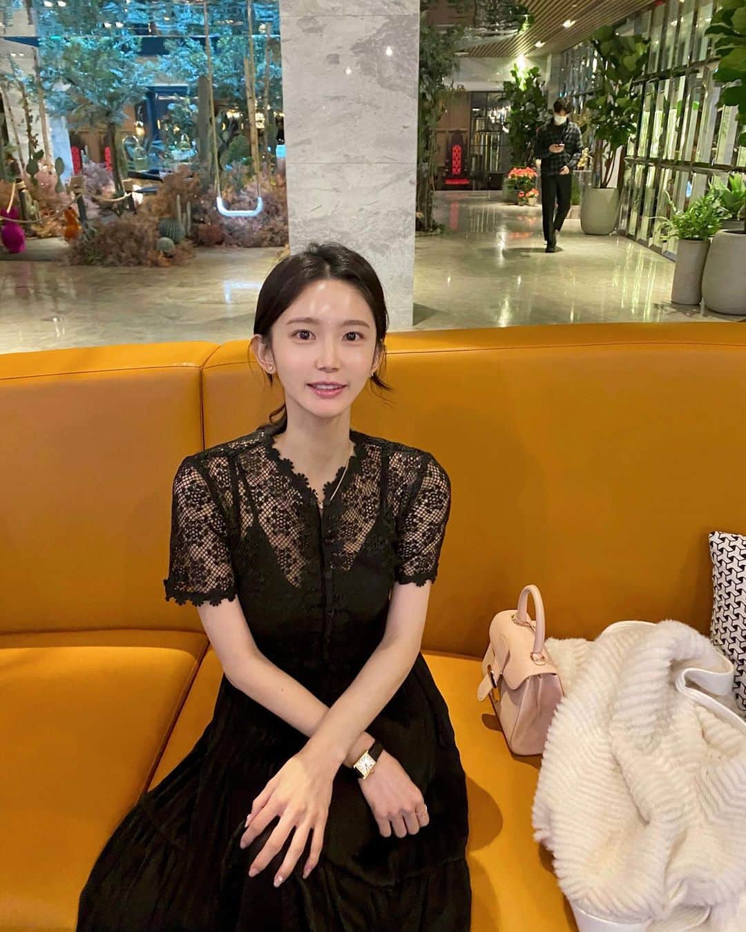 キム・ミニさんのインスタグラム写真 - (キム・ミニInstagram)「샤워하고 나왔더니  준비한 수량 모든 사이즈 벌써 품절직전 🤭  오픈 전에는 화이트만 보셨을텐데 블랙도 있답니다 🖤  이 원피스는 상의 사이즈에 딱 맞게 입어 주시는게  제일 예쁜 것 같아요:)  상의 44-55인데 하의는 55반이시면 스몰!  이런식으로요 ❣️  미리 만들고 있는 수량은 거의 몇 장 남짓 남았구요 이제부터는 넉넉하게 10일 이상 여유있게  기다리실 수 있는 분만 주문해주세요 🙏🏻   최대한 빨리 예쁘게 잘 만들어드릴게요 👗」1月6日 22時21分 - mimiwor