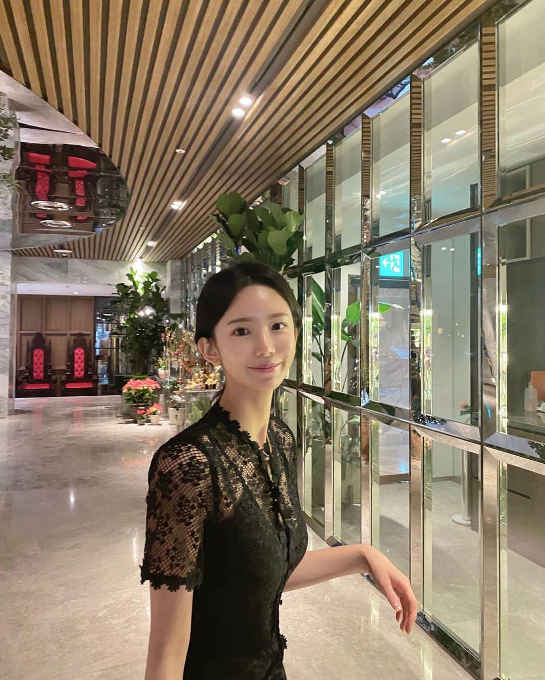 キム・ミニさんのインスタグラム写真 - (キム・ミニInstagram)「샤워하고 나왔더니  준비한 수량 모든 사이즈 벌써 품절직전 🤭  오픈 전에는 화이트만 보셨을텐데 블랙도 있답니다 🖤  이 원피스는 상의 사이즈에 딱 맞게 입어 주시는게  제일 예쁜 것 같아요:)  상의 44-55인데 하의는 55반이시면 스몰!  이런식으로요 ❣️  미리 만들고 있는 수량은 거의 몇 장 남짓 남았구요 이제부터는 넉넉하게 10일 이상 여유있게  기다리실 수 있는 분만 주문해주세요 🙏🏻   최대한 빨리 예쁘게 잘 만들어드릴게요 👗」1月6日 22時21分 - mimiwor