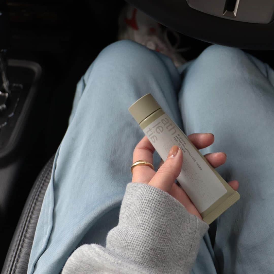 のインスタグラム：「. . 最近お気に入りのハンドクリーム @athletiabeauty  . . しっとり具合がちょうど良く（軽すぎず重すぎず）香りもわりと長持ちしてくれて、ふとした瞬間に香るゼラニウムに癒される🌿 . そしてこのミニサイズ！ 極力荷物減らしたい私には嬉しい✌️ . . . スウェットにゴムパンツにスニーカー 昨日はラフな格好してた☺️ . . . . #athletia #athletiabeauty #handcream #ハンドクリーム #gap #rokubeautyandyouth #nike #ootd #kuronekom4」