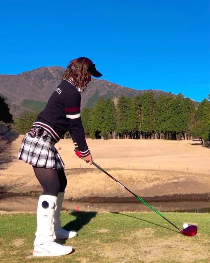 のインスタグラム：「こんばんは。 先日のゴルフ。 初打ちは🔴91でした！ まずまずの新年スタート！！  悪い時はだいたいスライスぎみになる。 これ直したい😢 景色が綺麗なのにナイスショット打てなかったからスライスだけど載せます✌️  ボールの位置と立ち位置が毎回微妙にずれてるんだろうなぁ？  #ゴルフ女子 #ゴルフスイング #ゴルフコーデ #ゴルフ男子 #ゴルフウェア #あおい夏海 #秋服 #golf #ゴルフ好きな人と繋がりたい #スマイルゴルフ #riendastyle #リエンダスエルタ #riendasuelta #ゴルフファッション #jkコーデ #秋コーデ #ゴルフ女子コーデ  #富士箱根カントリークラブ ゴルフコンペ」