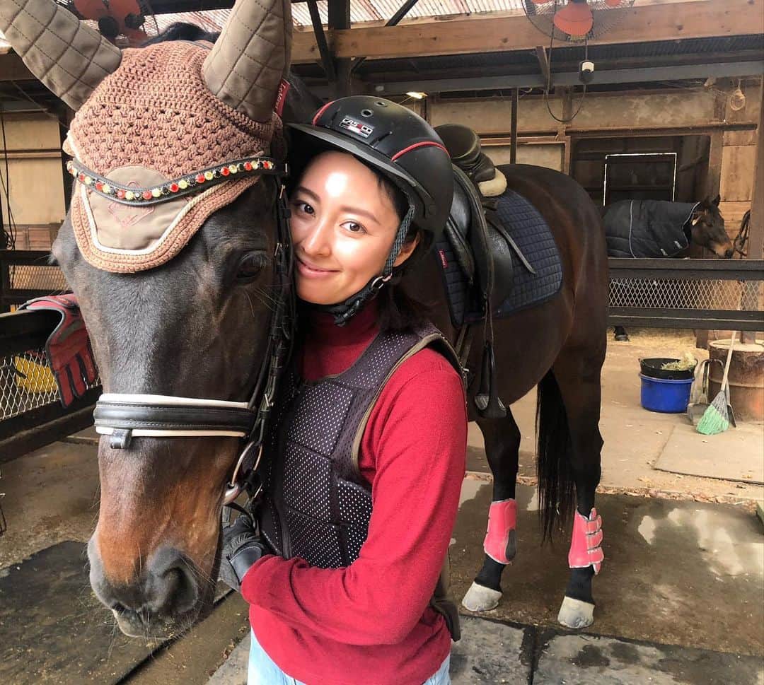 のインスタグラム：「Moving meditation🐴💕🌿 This ex-racehorse is now my practice buddy! He was too nice to beat the others in a race and I’m so happy that he is the way he is or our paths wouldn’t have crossed. :) 自分と向き合う時間。  私にとってそれはヨガと瞑想と料理、そして乗馬です。 私は乗馬の時間をmoving meditation(動く瞑想)と呼んでいます。  止ではない動の瞑想。  レッスン後は心がとてもクリアになっているのです💙  皆さんは、自分と向き合う時間は作っていますか？ それは、どんな時間ですか？ コメント欄で教えてください🙏🏼🌿  #horsebackriding #horseriding  #乗馬 #乗馬女子 #乗馬好きな人と繋がりたい #自然と暮らす #自分と繋がる #自分と向き合う #マインドフルネス」
