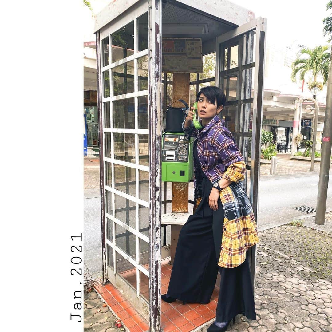 金城優華のインスタグラム：「Ootd.  可愛いシャツワンピース。 アシンメトリーな色合いが 金城のツボにハマりました♡  カジュアル要素強めアイテムに ワイドなスラックスと ツヤ感のあるニット ピンヒールを合わせてみた。  インパクトのある素敵時計 アクセサリーいらないね!  Shirt dress(Outer): @voyage_boutique_okinawa  Knit: @uniqlo  Pants: emma taylor Pumps: @randa_pic   Watch: @loborjapan   #ootd  #fashion #fashiongram  #casualstyle #model #カジュアルコーデ  #ママコーデ  #モデル #沖繩 #时装模特   #基本 非モテコーデ #ファッションは自由  #ファッション好きな人と繋がりたい」