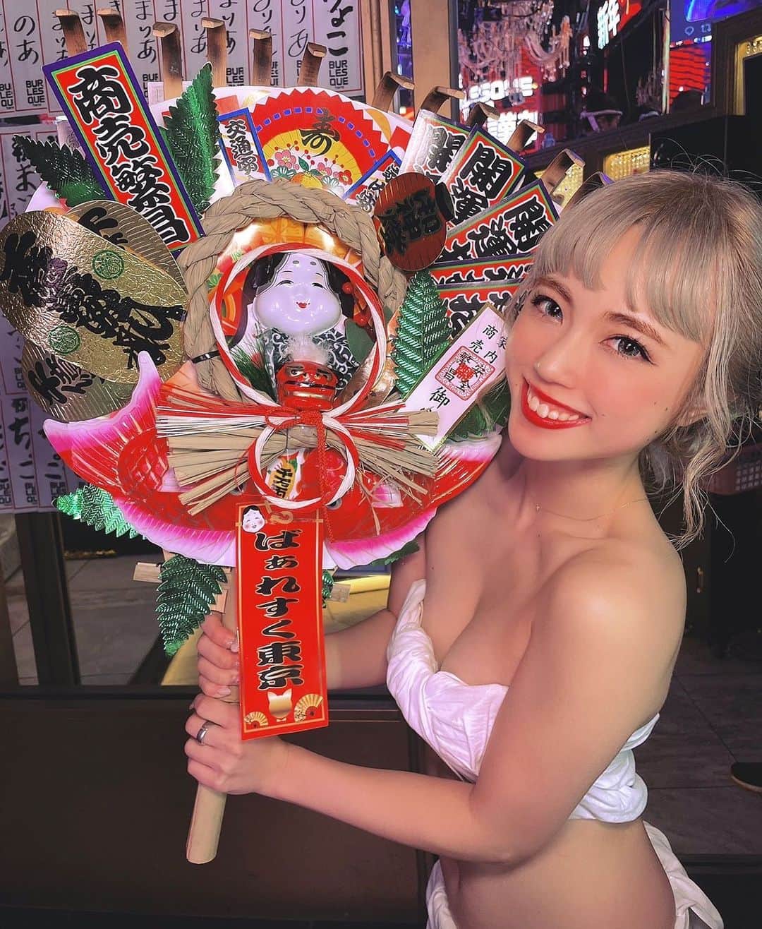 yokoのインスタグラム：「. 皆が素敵なお正月をくれたので 楽しいお休み頂いてます🐮🖤 . 休み明け頑張るために 沢山リフレッシュしてくる☺️💕 . . . . .  . . . . . . . . . . . . . . . #エンタメ活動を止めない #アジア一のエンターテインメント #burlesque#burlesque lesquetokyo#バーレスク東京#ダンサー#透明少女#model#hairmake#makeup#love#ootd#fashion#instagood#instalike#instafashion#tokyo#white #오오티디‭#셀카#메이크업#머리스타그램 #お洒落さんと繋がりたい#カメラ好きな人と繋がりたい#モデル#東京」