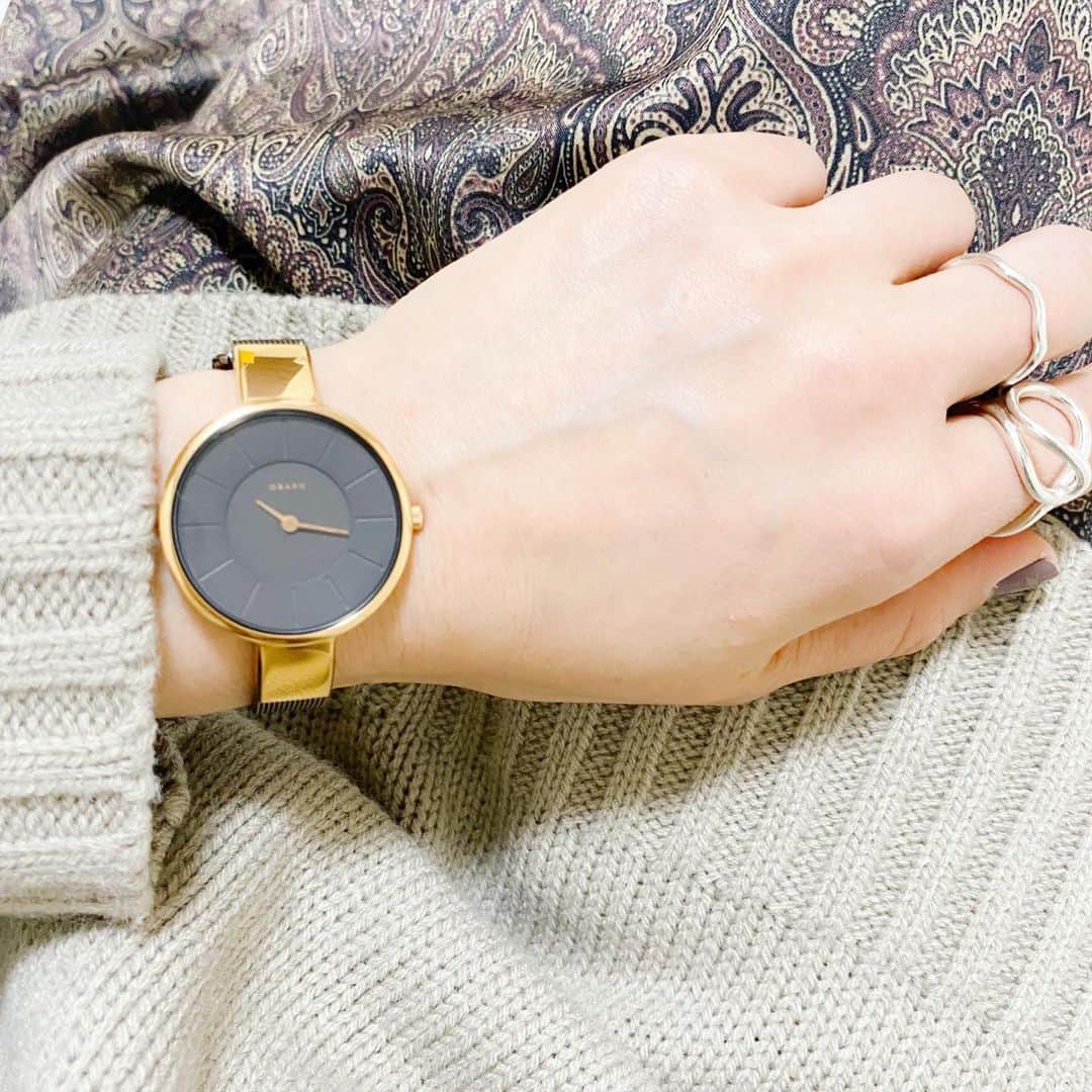 aiaiのインスタグラム：「OBAKU  ✵  @obakujp   ブレスレット感覚で付けられる シンプルで上品な時計　 華奢なベルトで高級感漂うデザイン  ☑︎SOL - WALNUT 32mm  ✵  2021/1/27までの購入で15%OFF クーポンコード【salta】  ぜひチェックしてみてください✈︎  #OBAKU #オバク #obaku  #時計  #腕時計  #腕時計コーデ  #watch  #時計好き  #時計好きな人と繋がりたい  #腕時計好きな人と繋がりたい  #腕時計くら部  #手元くら部  #手元コーデ  #手元倶楽部」