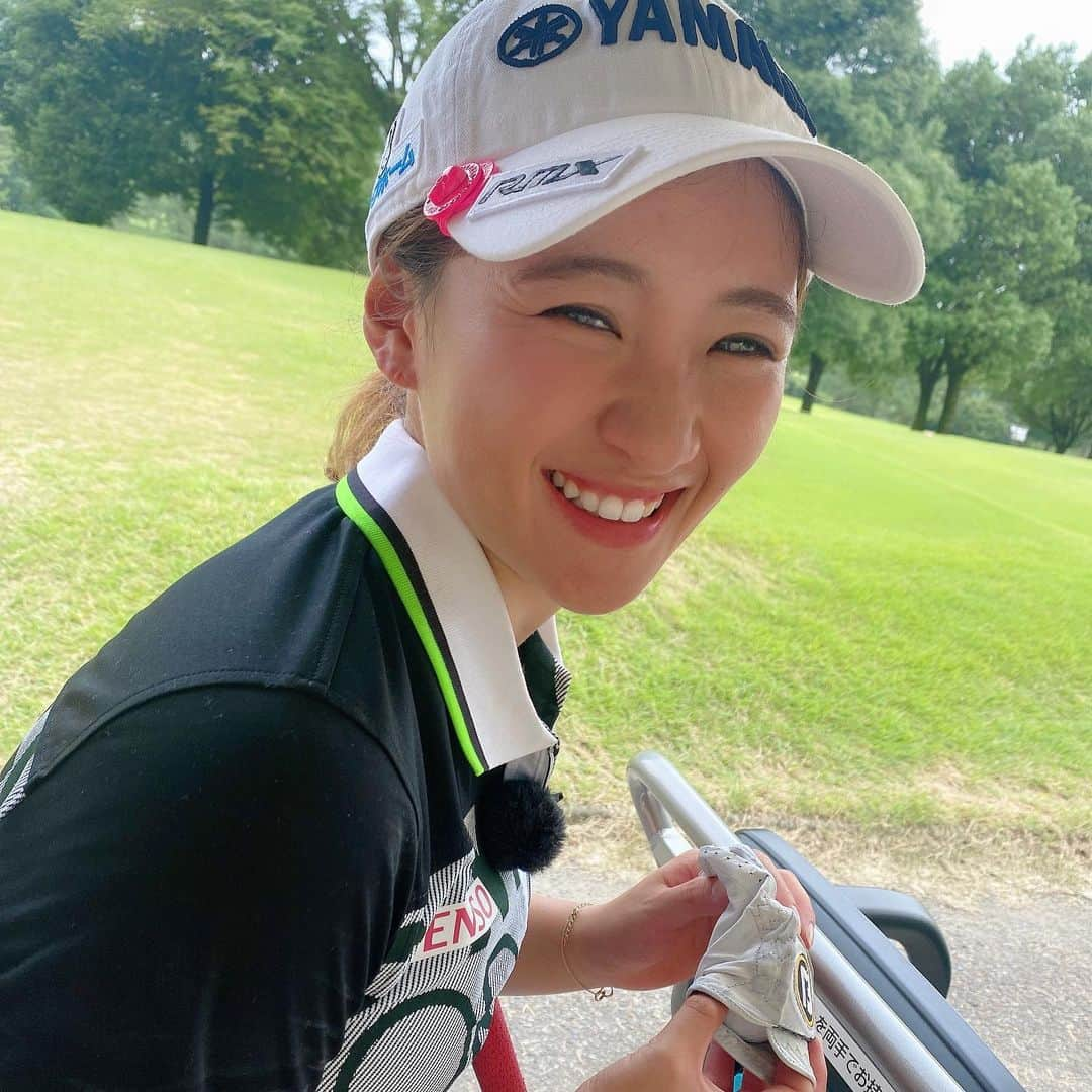 山内鈴蘭さんのインスタグラム写真 - (山内鈴蘭Instagram)「『日刊スポーツ』にて連載が始まります🥺⛳️女子プロゴルファー永井花奈プロvs山内鈴蘭の対決連載です🔥 ． 毎週火曜日 日刊スポーツ紙面＆YouTubeにて 掲載されます😆😆😆 ． 「前線で戦うプロと対決！？🥶 すぐ終わっちゃいますよ！笑」 と言うことで、1ホール1打の打ち直しハンデを頂きました🥺(ハンデは使わなくても良い、と言うか一打でも足りないと思った←) ． ですが、山内鈴蘭。 ここぞと言う時強いんですよ。 何故なら『負けず嫌い！！』だから😂🔥 ． 永井花奈プロのショットに怯みながらも食らいついていますので、是非見てね🥺🔥💓笑 ． ． 花奈ちゃんの可愛い写真撮れたので プレゼントですっ💓💓💓💓 ． 花奈ちゃん！ 毎週よろしくお願いします♫ そして、一緒にお仕事もっとしたい🥰 ． ． #日刊スポーツ #新聞 #YouTube #ゴルフ対決 #永井花奈 プロ #山内鈴蘭 #スポーツ新聞 #ゴルフ #女子プロゴルファー  #ゴルフウェア #gorurun #newbalancegolf  #ゴルフコーデ #ゴルフ好き」1月6日 22時26分 - xxsuzuranxx