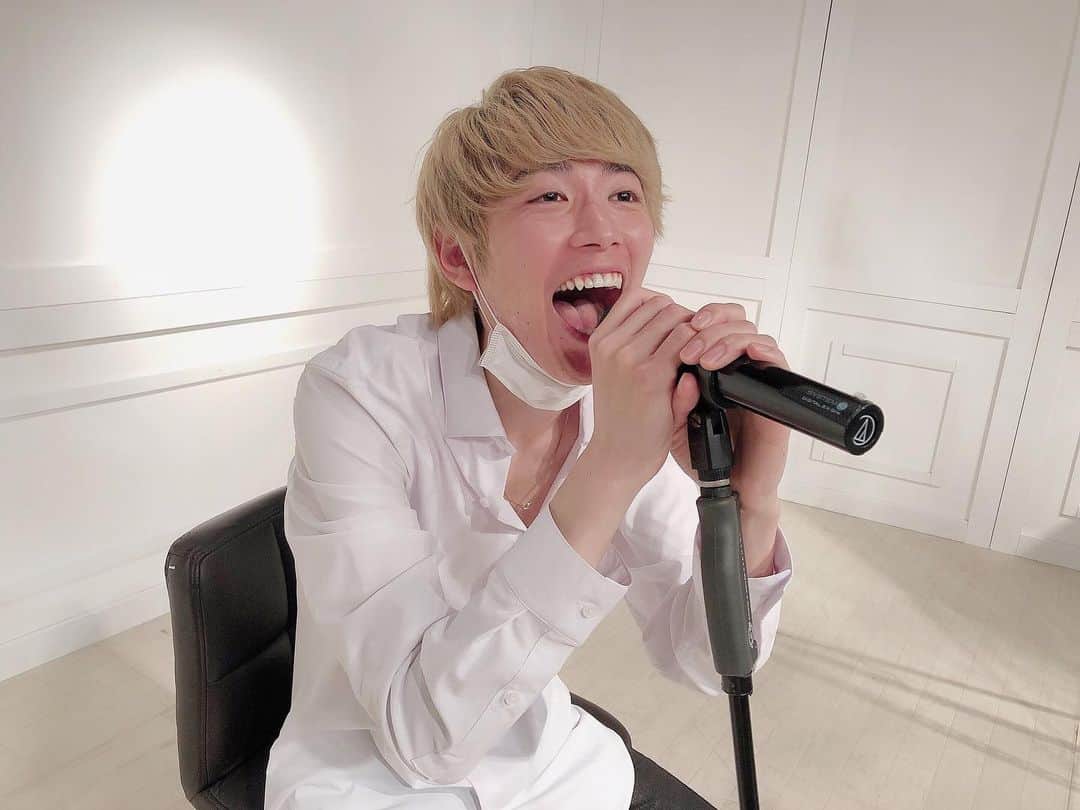 のインスタグラム：「うまく笑えてないけどなんだかとっても楽しそう  #舞台  #朗読劇  #最果てリストランテ  #昔から笑顔が苦手です  #笑顔とは」
