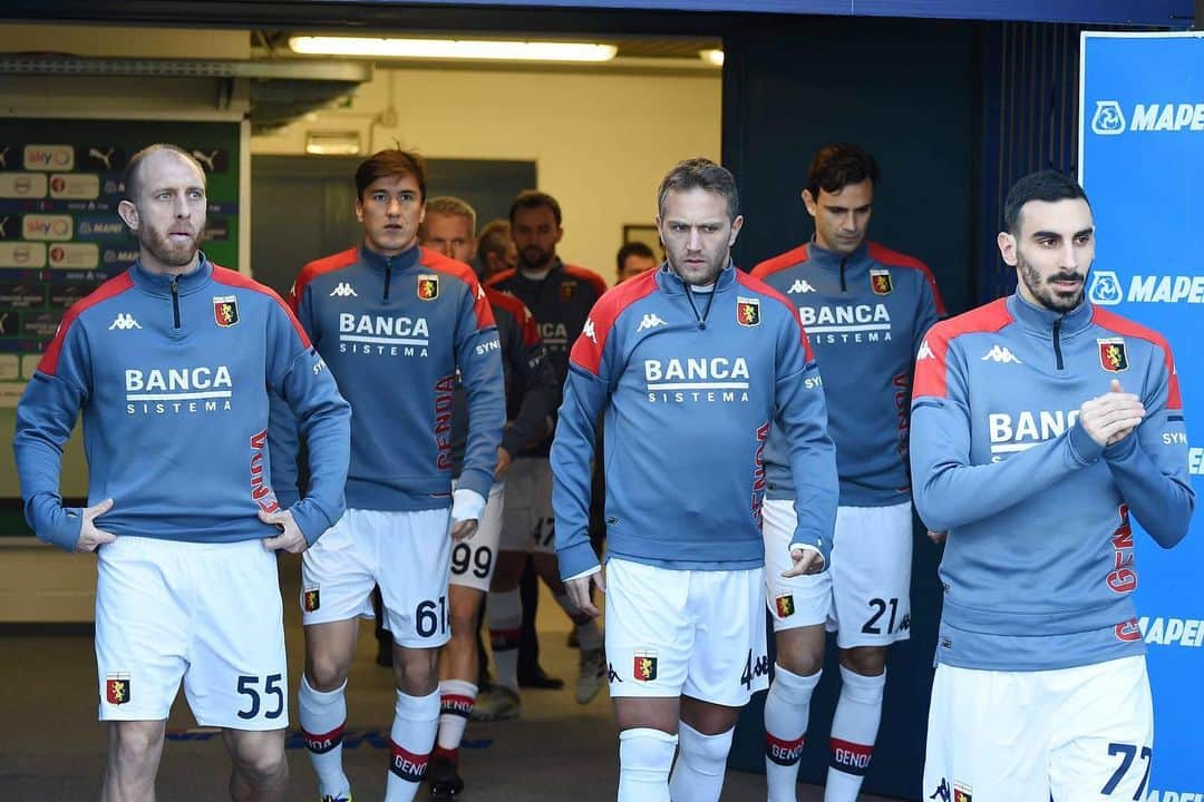 ジェノアCFCさんのインスタグラム写真 - (ジェノアCFCInstagram)「🔥 L’ingresso in campo per il riscaldamento.   🔴🔵 #SassuoloGenoa」1月6日 22時30分 - genoacfc