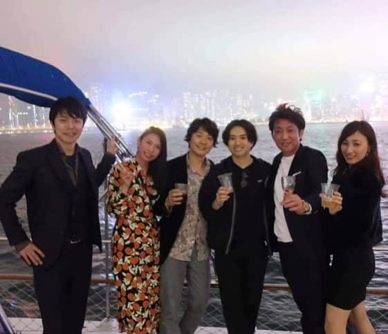 のインスタグラム：「・﻿ 【簡単に豊かになる方法は、やるべきことをちゃんとやる♡】﻿ ﻿  ＼香港のリゾート地で生活中！／ ﻿ ﻿ 日本全国♡世界を飛び回る💕﻿ シンデレラ起業塾主宰✨﻿ 起業プロデューサーの上野由美子です ﻿ ﻿ ﻿ ﻿ 起業をしている理由は、﻿ 細かな理由は、﻿ 人それぞれだと思いますが、﻿  ﻿  ﻿ 根本にあるのは、﻿ 「豊かになりたい！」ではないでしょうか😉﻿  ﻿  ﻿ ちゃんと方法を知っていれば、﻿ 豊かになるのは簡単💕﻿ 稼ぐことは簡単💕﻿ リッチになることは簡単💕﻿  ﻿  ﻿  ﻿ とはいえ、﻿ 「簡単」という言葉に﻿ 失敗した経験がある方も﻿ いらっしゃいますよね。﻿  ﻿  ﻿ そんな方にも、﻿ これからお伝えすることを﻿ 是非ともしっていただきたい！！❤️﻿  ﻿  ﻿ 正しい「簡単」には、﻿ 前提があるんです。﻿  ﻿  ﻿ その前提は、これ。﻿ 「やるべきことをちゃんとやったら」﻿  ﻿  ﻿ 「何もしないで楽に」という﻿ 簡単ではありません😉﻿  ﻿  ﻿ ﻿  ﻿  ﻿ 例えば、ブログを書いたら、﻿ 読んでもらうための認知活動を﻿ 毎日コツコツし続けること﻿  ﻿  ﻿ 読者を巻き込んだ企画を打ち出したり、﻿ 資料を作ったり、動画を取ったり。﻿  ﻿  ﻿ SNSで活躍をするために、﻿ やるべきことはたくさんあります。﻿  ﻿  ﻿ 「簡単に得られる豊さ」は、﻿ そんなやるべきこと、の上に﻿ あるんですよ💕﻿ ﻿ ﻿ それではまた〜💕﻿ ﻿ ﻿ *・。*゜・。・o゜・。*゜・。・o*゜・。*゜・。・﻿ ﻿ 夢を叶える【シンデレラ通信】では、﻿ 新しいプロジェクトの進捗や﻿ ブログにも書けないここだけの話をお届け予定です💓﻿ ﻿ ご登録で﻿ 「幸せなお金持ちになる✨魔法の習慣資料」﻿ プレゼント中❣️🎁﻿ ﻿ プロフィールのURLをタップしてね💕﻿ @yuminoko﻿ ﻿ *・。*゜・。・o゜・。*゜・。・o*゜・。*゜・。・﻿ ﻿ #ママ起業#ママ起業塾#集客#集客支援#副業#産休#香港生活#香港移住#海外生活#海外移住#ワーママ#アメブロ集客#シンデレラ起業塾#リモートワーク#SNS起業#豊かになりたい﻿#やるべきこと」