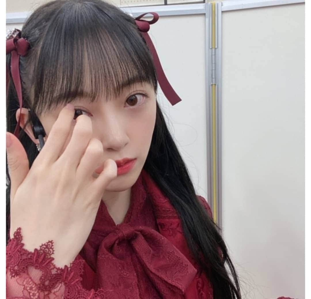 堀未央奈さんのインスタグラム写真 - (堀未央奈Instagram)「#2021 乃木坂46 堀未央奈 公式ブログ 2021/01/02 18:00  あけましておめでとうございます． 今年もよろしくお願いします！  mステスーパーライブから レコ大、紅白、CDTVと 怒涛の年末が終わり今はお家でまったりしてます  乃木坂46としての残りの時間、 楽しみたいと思います．  そして新たな道も、頑張りたいです． 2021年、笑いで溢れた1年にしたいな！  まぶし  あ、今月1/28発売の platinum FLASH チェックしてください✨ 表紙巻頭させていただいています  では  ☺  http://blog.nogizaka46.com/miona.hori/smph/2020/11/058857.php #2021年 #あけましておめでとうございます #明けましておめでとうございます #あけおめ #HappyNewYear #HappyNewYear2021 #堀未央奈 #HoriMiona #みおな #乃木坂46 #2期生」1月6日 22時39分 - horimiona46