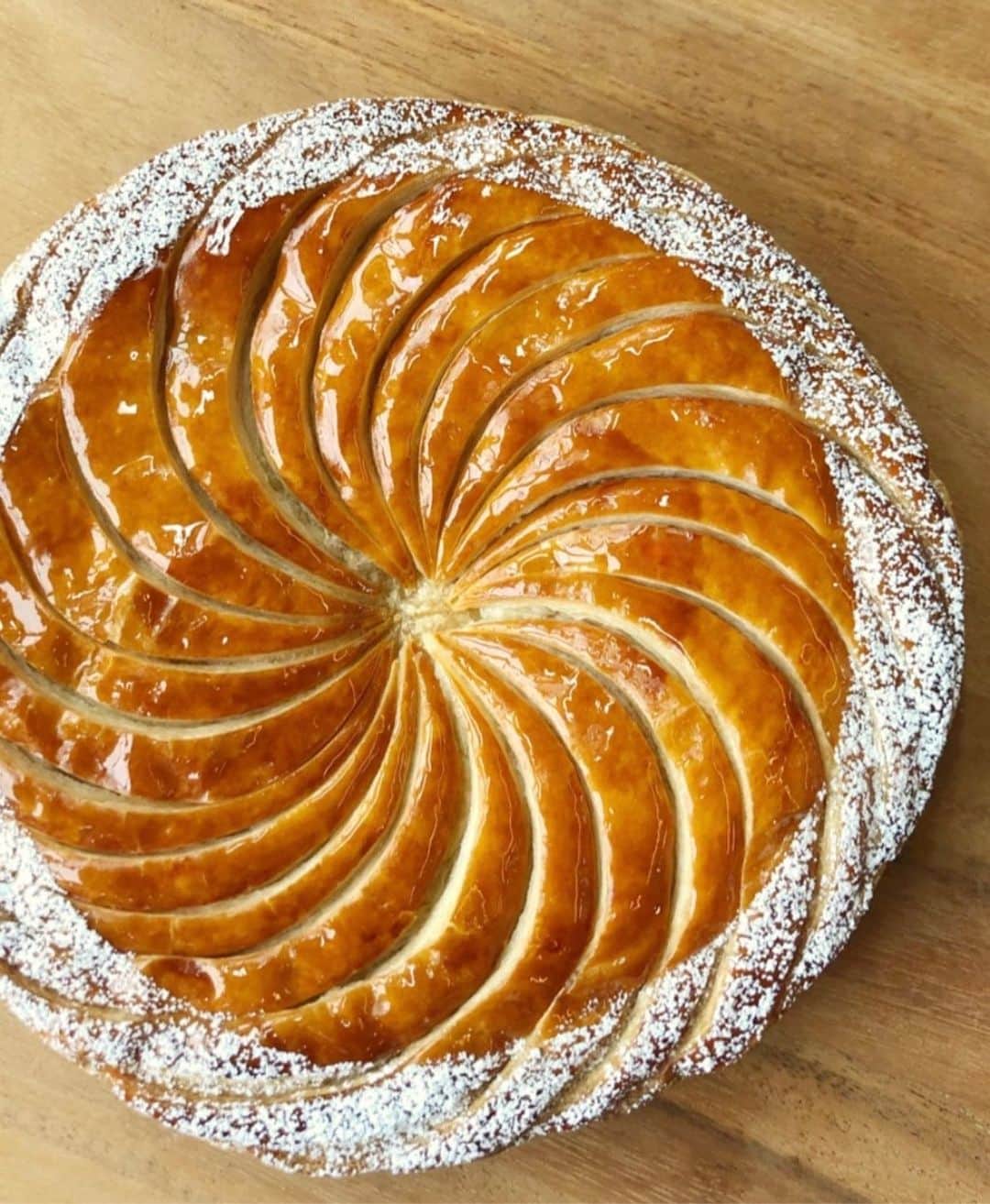 DOMINIQUE ANSEL BAKERYさんのインスタグラム写真 - (DOMINIQUE ANSEL BAKERYInstagram)「Our Galette des Rois, just out of the oven and looking beautifully golden and flaky, filled with creamy almond frangipane inside and hand-scored on top to resemble a crown. 👑 Today, January 6th marks Epiphany (or the day the three kings visited baby Jesus, and this is my favorite way to celebrate each year. Served whole and by the slice here in Soho through January 24th (preorder whole Galettes at DominiqueAnselNY.com/shop for pick-ups).」1月6日 22時40分 - dominiqueansel