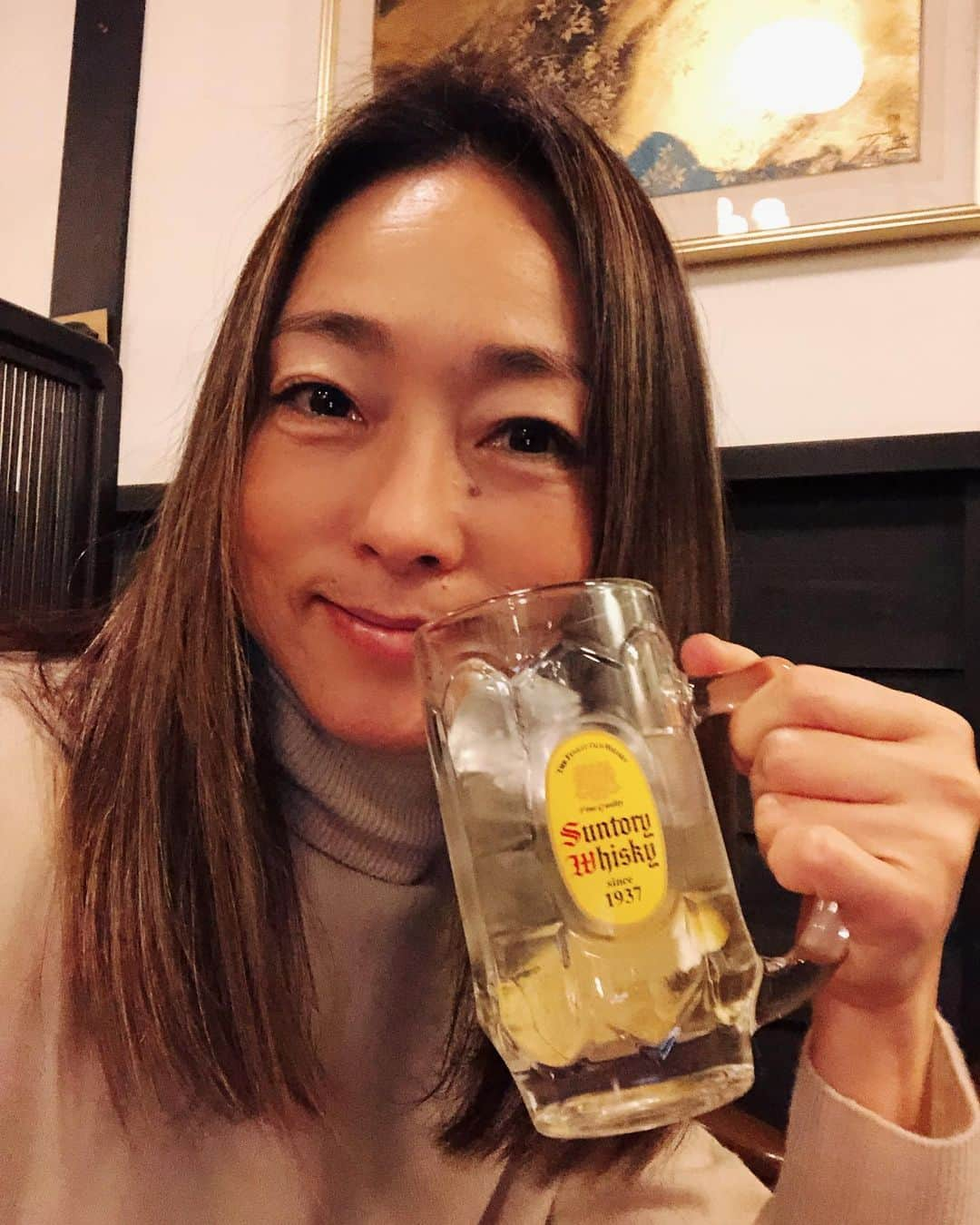 岡部亜紀のインスタグラム：「本日めでたく誕生日を迎えることが出来ました🙌🏽 そして毎年沢山のお祝いコメントありがとうございます😊❤️  コロナ禍で大変な世の中ですが、今歳も１１７３乗って、大好きな仲間と美味しいお酒をいただいて、楽しくお仕事が出来たらと思います🙏🏽✨  2021ホントのスタートです🎉🎉🎉  #今歳も #清く正しく美しく  #誕生日 #birthday  #今日は朝から顔ヨガ #気持ち良かった #スッキリサッパリ #お肌もちもち  #小顔になった #屋久島 #生活芸術 #セッション #有り難きお言葉 #また宜しくお願いします  @kaoriyogasmile  #島人 #会いに行きます #ハイボール大好き」