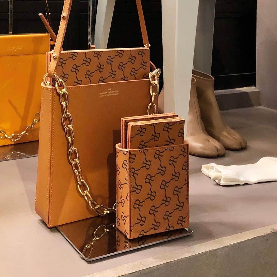 レクレルールのインスタグラム：「@rokhofficial signature bag series available in-store. DM for request 💌  #Leclaireur #conceptstore #leatherbag #leathergoods #rokh」