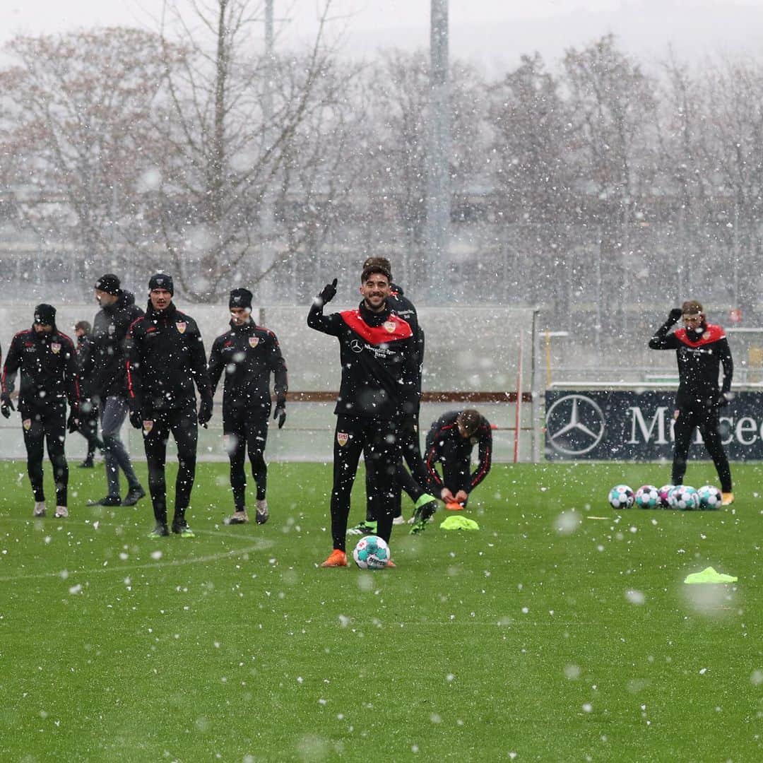 VfBシュトゥットガルトさんのインスタグラム写真 - (VfBシュトゥットガルトInstagram)「Training in a Winter Wonderland 🌨️❄️☃️  #VfB #schnee #training #team #work #VfBStuttgart #auscannstatt」1月6日 22時37分 - vfb