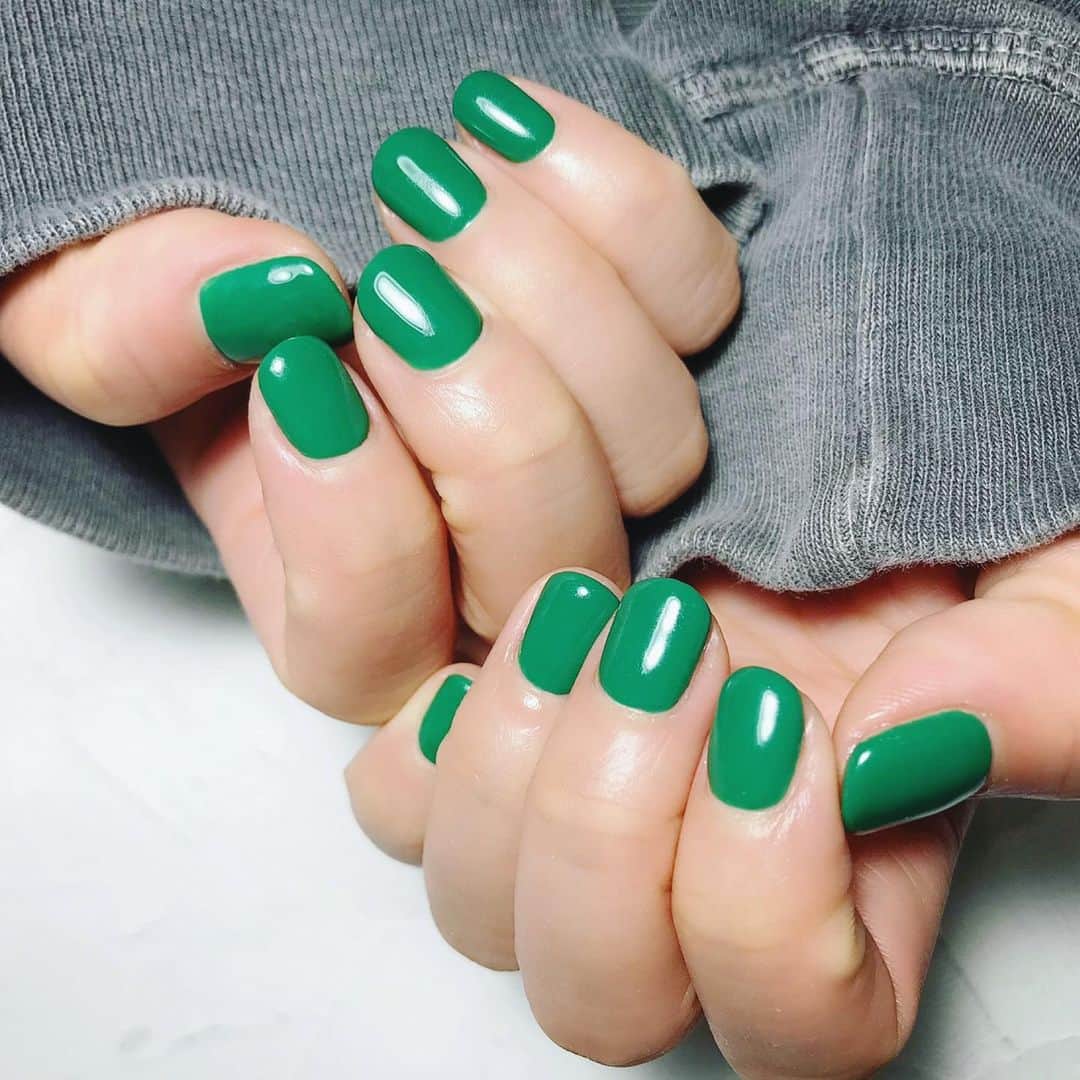 なかやまちえこのインスタグラム：「Green🌿⠀ ⠀ （色は原色の緑にグレーやクリアイエローなど4-5色混ぜて作りました）⠀ #nail #nails #nailart #ネイル #美甲 #ネイルアート  #japanesenailart #manucure #japanesenails #manicurist #gelnails #أظافر #네일아트 #미용 #vẽmóng #ngườiđẹp  #เพ้นท์เล็บ #искусствоногтя #artedeuñas #เพ้นท์เล็บเจล #ジェルネイルデザイン #ネイルデザイン #senikuku #nagelkunst #greemails #ワンカラーネイル @aina_hashimot0  #橋本愛奈 ちゃん」