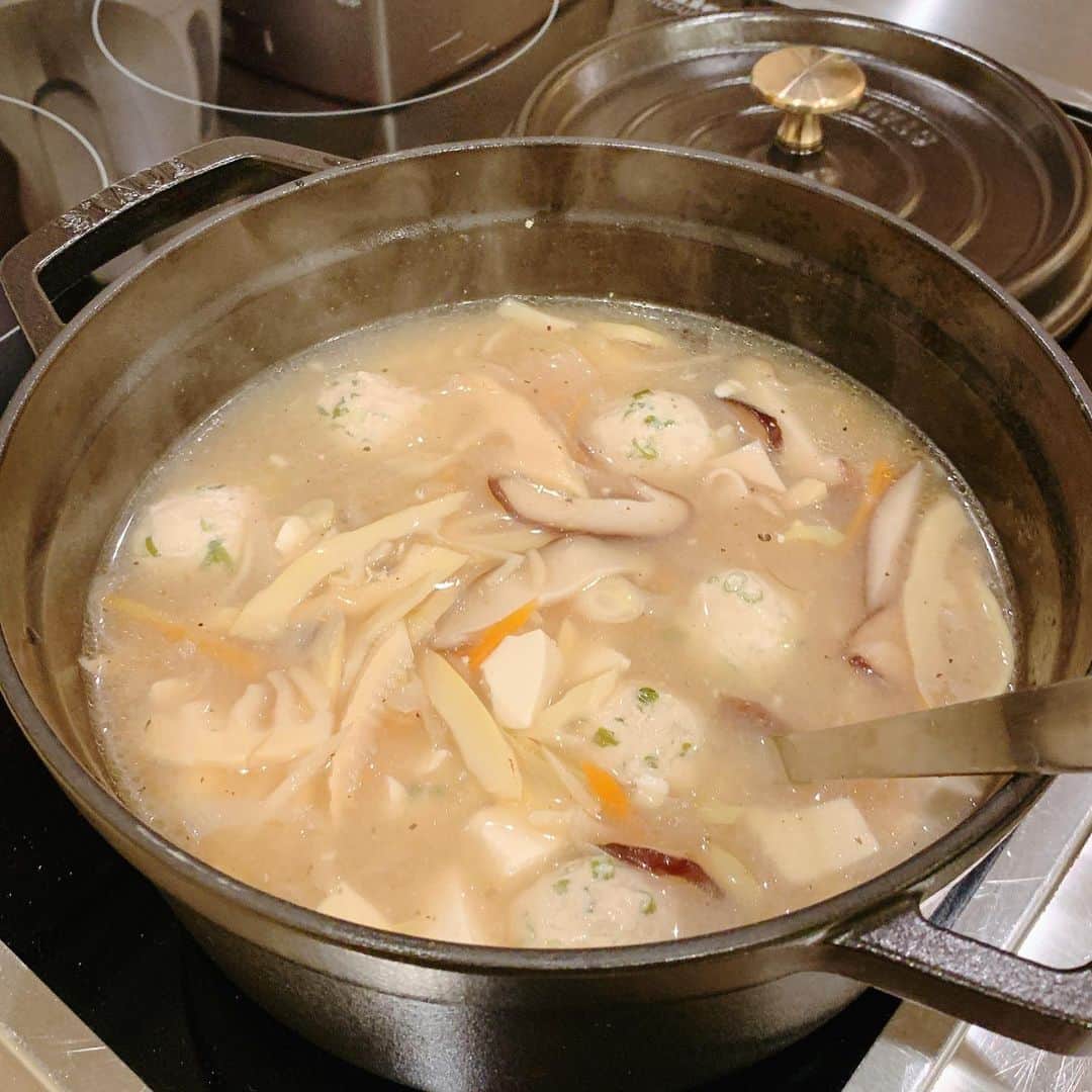 葉月里緒奈さんのインスタグラム写真 - (葉月里緒奈Instagram)「たこパ。 キムチ入りやチーズ入り。 色々あるのに見た目は全部一緒(笑)。 #おうちごはん#夕ごはん#タコパ#たこ焼き#焼き担当はjk#鶏肉団子スープ #中華スープ#rionahazuki」1月6日 22時47分 - riona_hazuki