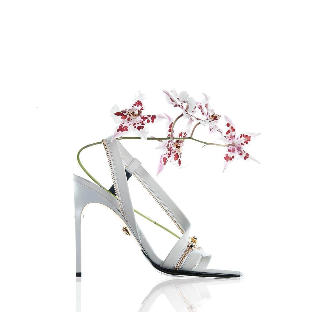 ジャンニヴェルサーチのインスタグラム：「New blooms - find just-arrived sandal styles at the link in bio.」