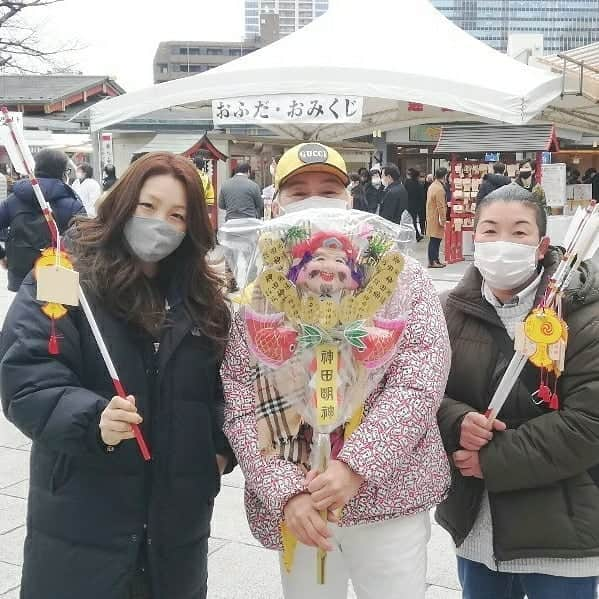 神取忍さんのインスタグラム写真 - (神取忍Instagram)「神田明神に初詣です(^^) 今年は昇殿参拝も時期をずらします(._.) 明日から 緊急事態宣言が発令されるみたいてすが、 様々な所で影響があると思いますが 意識をしっかり持って乗り越えましょう! #神田明神 #初詣 #時期 #緊急事態宣言 #神取忍 ##井上貴子 #遠藤美月 #プロレス」1月6日 22時50分 - shinobukandori