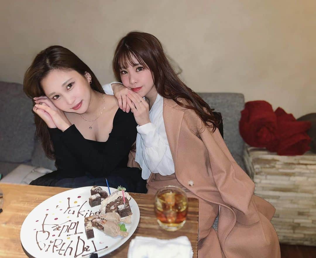 のインスタグラム：「. 年明け前のゆきなbirthday🎂 出会った時は18歳だった鬼ギャルゆきなが 今やこんな大人の女性に、、考え深いです。笑 今年もよろしく🐮 この日は逆にいろいろお世話になった😂💓 . .  #osaka#fashion#smile#make#大阪#関西#AAA#いいね#美容#前髪#イヤリングカラー#セクラバ#2021#birthday#サプライズ#誕生日#エイミーイストワール」
