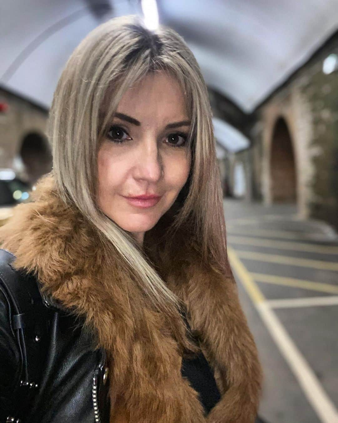 ヘレン・スケルトンさんのインスタグラム写真 - (ヘレン・スケルトンInstagram)「Went to work. Wore grown up shoes and washed my hair. Felt odd. (Yes it’s faux fur - it’s cold.) #work #staysafe #covid」1月6日 22時50分 - helenskelton