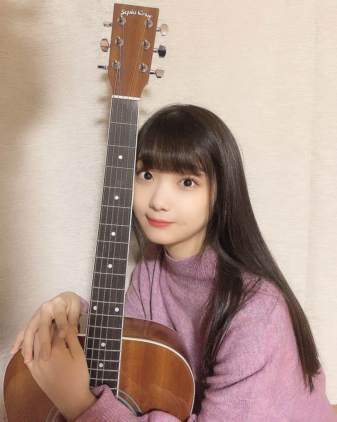 山下彩耶さんのインスタグラム写真 - (山下彩耶Instagram)「妹の初心者用ギター🎸  前帰った時ベースも持ってみたけど 無理すぎる難しすぎて、、（笑）  楽しかったけど寒かったな地元、、 最近ストーリーに地味に載せてるよ 見てね⛄ ・ ・ #夢アド #山下彩耶 #北海道 #1番好き」1月6日 22時51分 - saya_chan1207