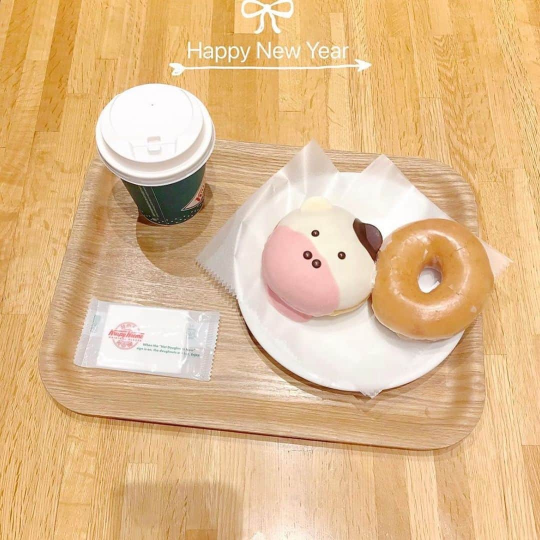 bis_web bis [ビス] さんのインスタグラム写真 - (bis_web bis [ビス] Instagram)「﻿ 🍩 うしスイーツ 🐮﻿ ﻿ クリスピークリームドーナツの﻿ うしドーナツが可愛すぎる🐄🍩﻿ 1月12日（火）までの限定発売﻿ なので気になる子は急いでね💕﻿ ﻿ ————————﻿ 𝑻𝒉𝒂𝒏𝒌 𝒚𝒐𝒖!﻿ @hibi_sweet﻿ @haruka_0910_﻿ @xxayapink﻿ ————————﻿ ﻿ #牛スイーツ #クリスピークリームドーナツ #ハッピースタート干支ダズン #ウシドーナツ #キャラクタードーナツ #おうちカフェ#丑年 #🐮 #おうちかふぇ #おうち時間 #おうちカフェ #休日の過ごし #bis_web」1月6日 23時06分 - bis_web