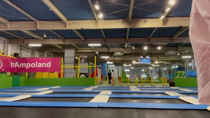 のインスタグラム：「正月太り&体のなまりを解消すべく体を動かしてきました。色々な動画を見たりして前にあげたやつより結構良くなったんじゃないかと思います。誰にも習ってない割には。 トランポリンでバク宙出来た所で何も無いんですがね。ロンダードでも習って技が出来るようになりたいです。  #アクロバットしたい　#宙返り　#余裕出来てきた」