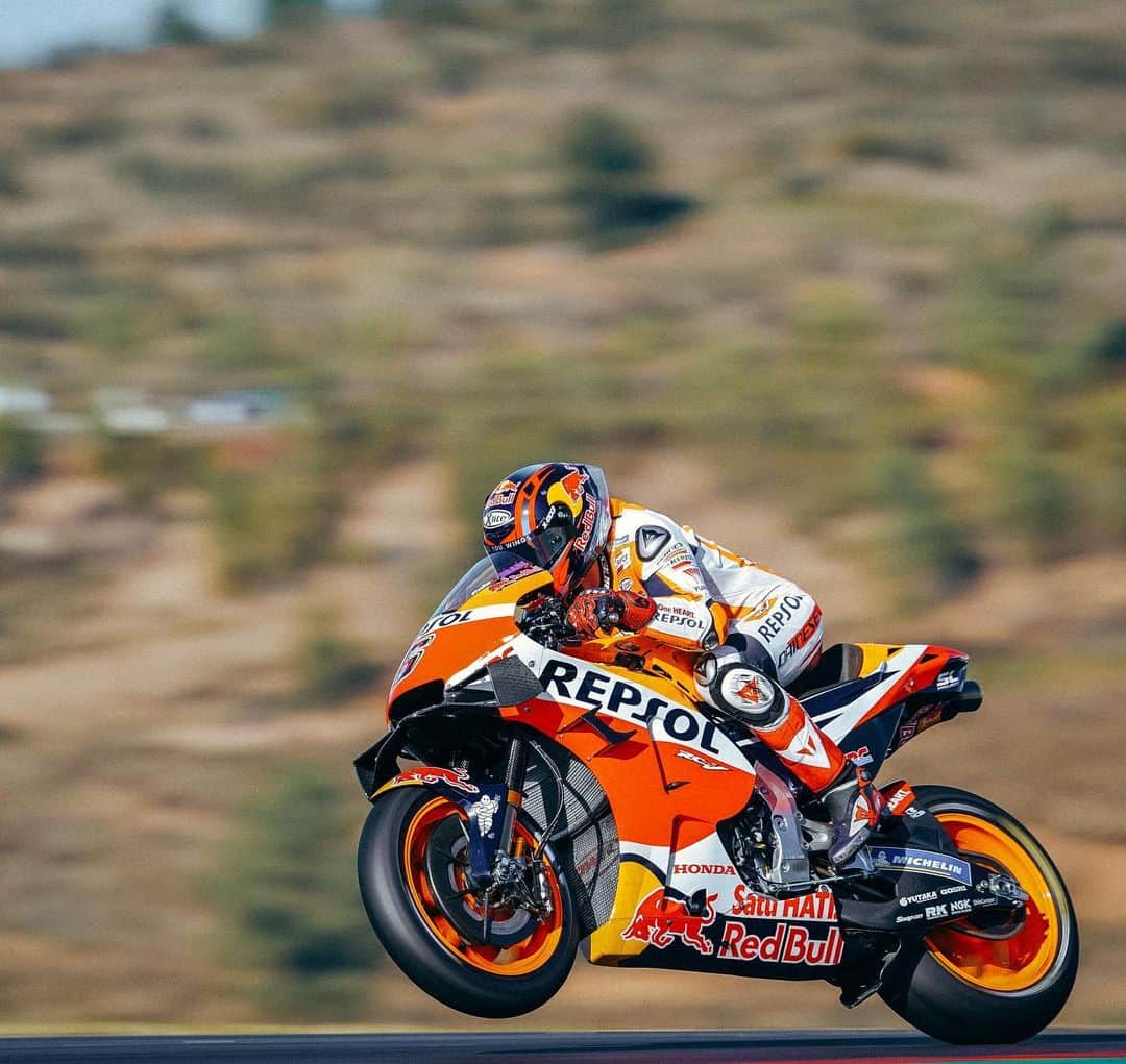 レプソル・ホンダのインスタグラム：「@stefanbradl6 bringing #WheelieWednesday into 2021」